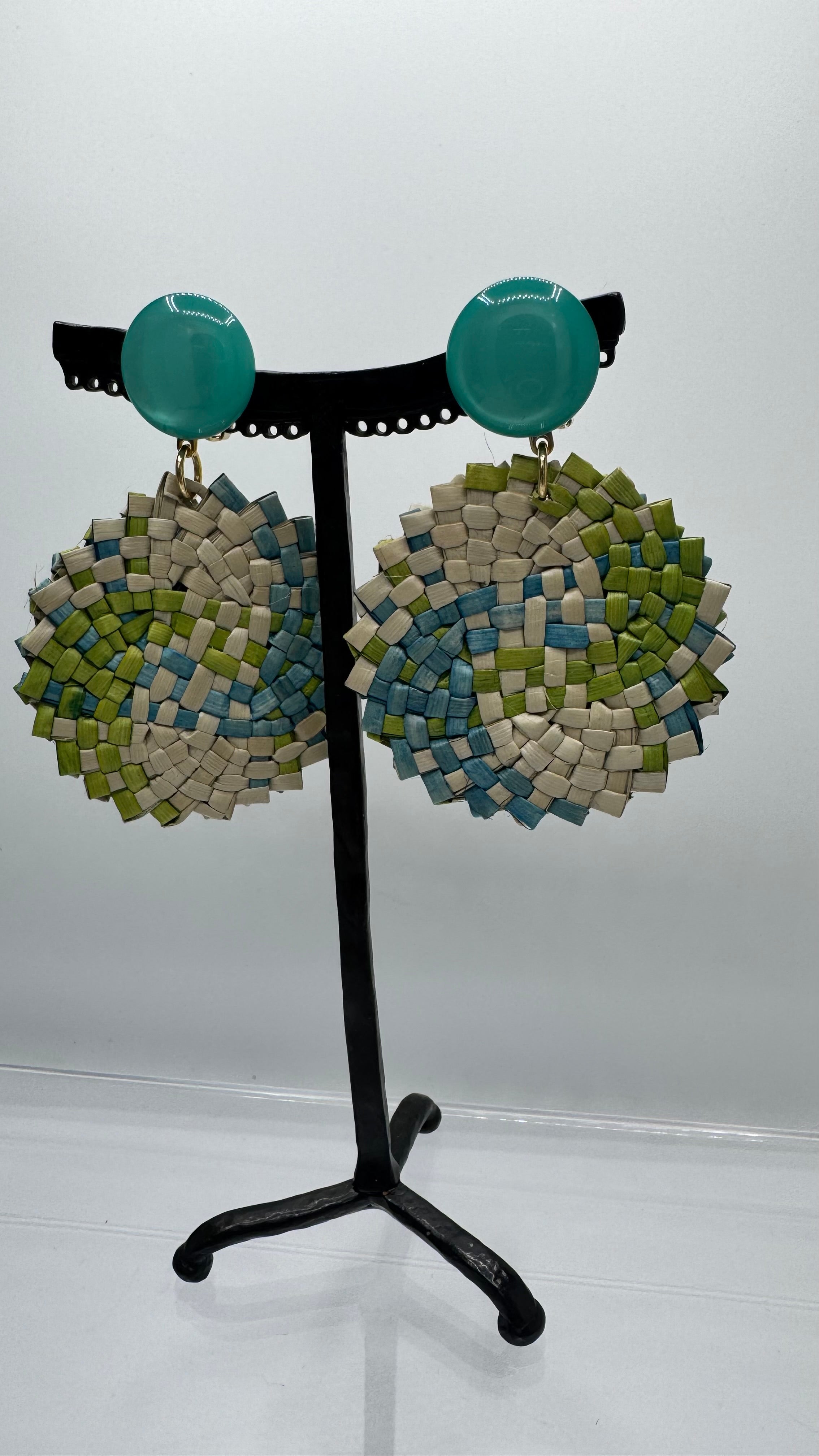 Boucles d’oreilles à clips, raphia et résine, taille moyenne, légère