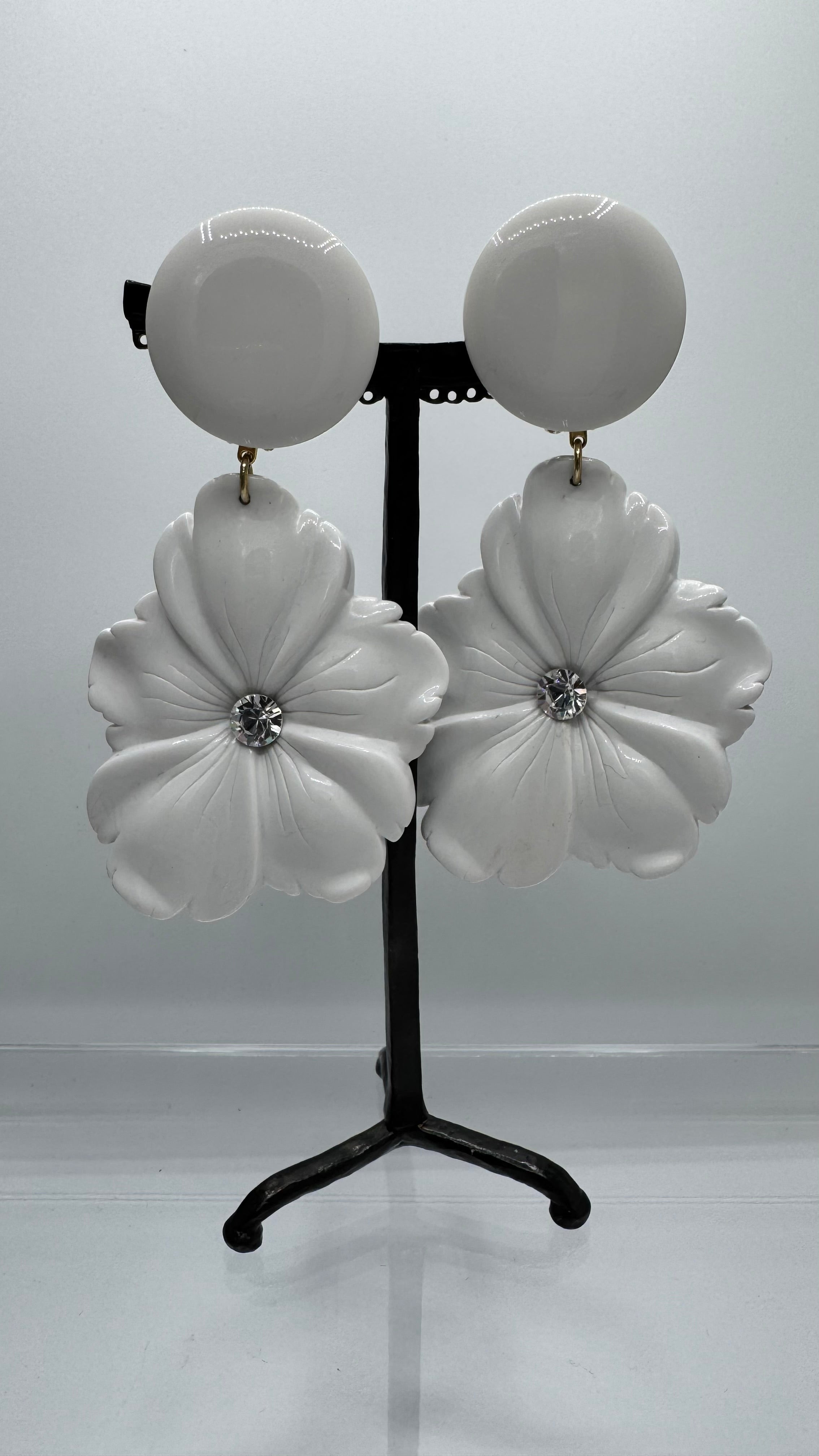 Boucles d’oreilles à clips, résine blanche et strass, grand modèle
