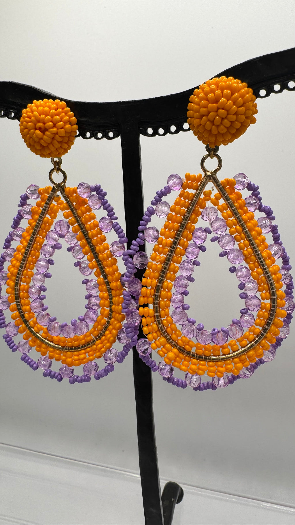 Boucles d’oreilles à clous, perles orange et mauve, taille moyenne