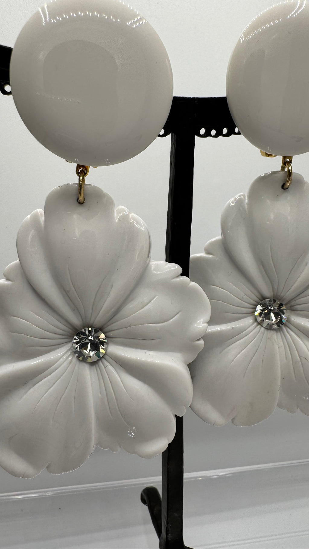 Boucles d’oreilles à clips, résine blanche et strass, grand modèle
