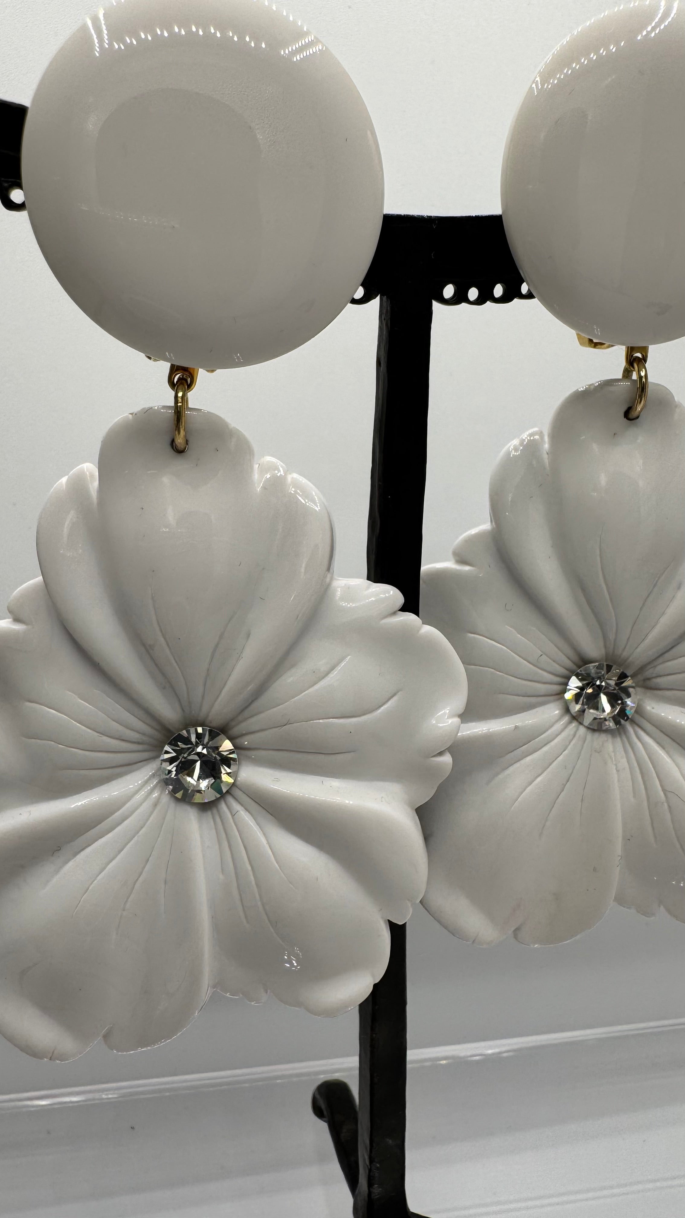 Boucles d’oreilles à clips, résine blanche et strass, grand modèle