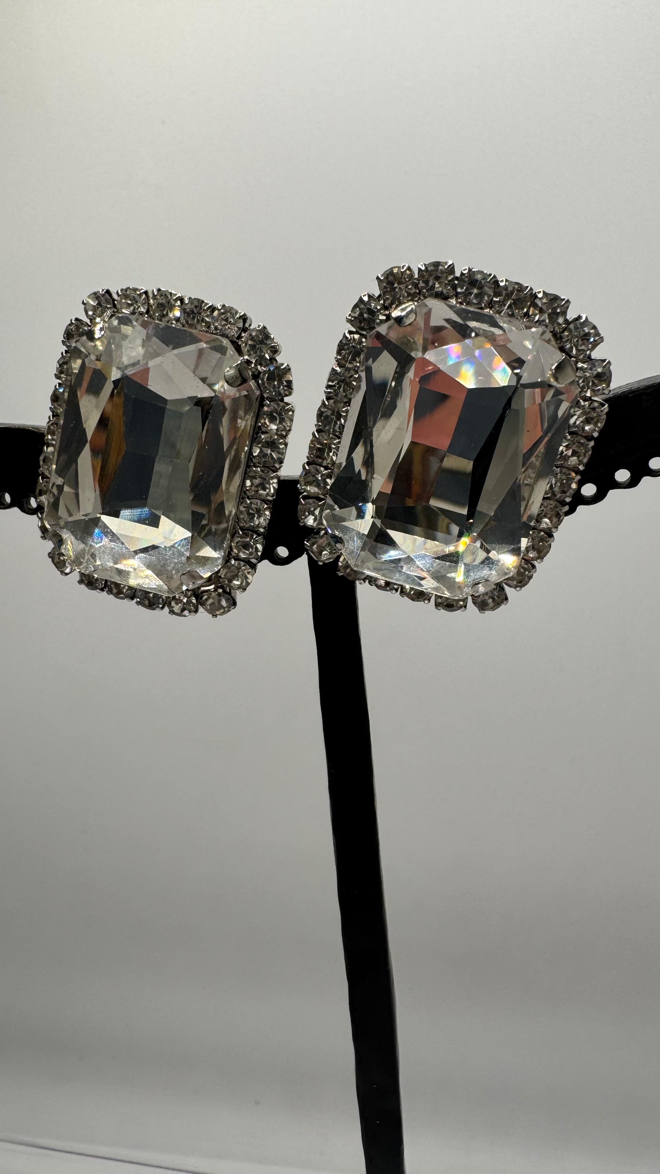 Boucles d’oreilles à clips, strass monté sur argent rhodié, taille moyen