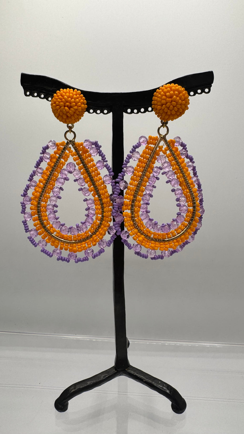 Boucles d’oreilles à clous, perles orange et mauve, taille moyenne