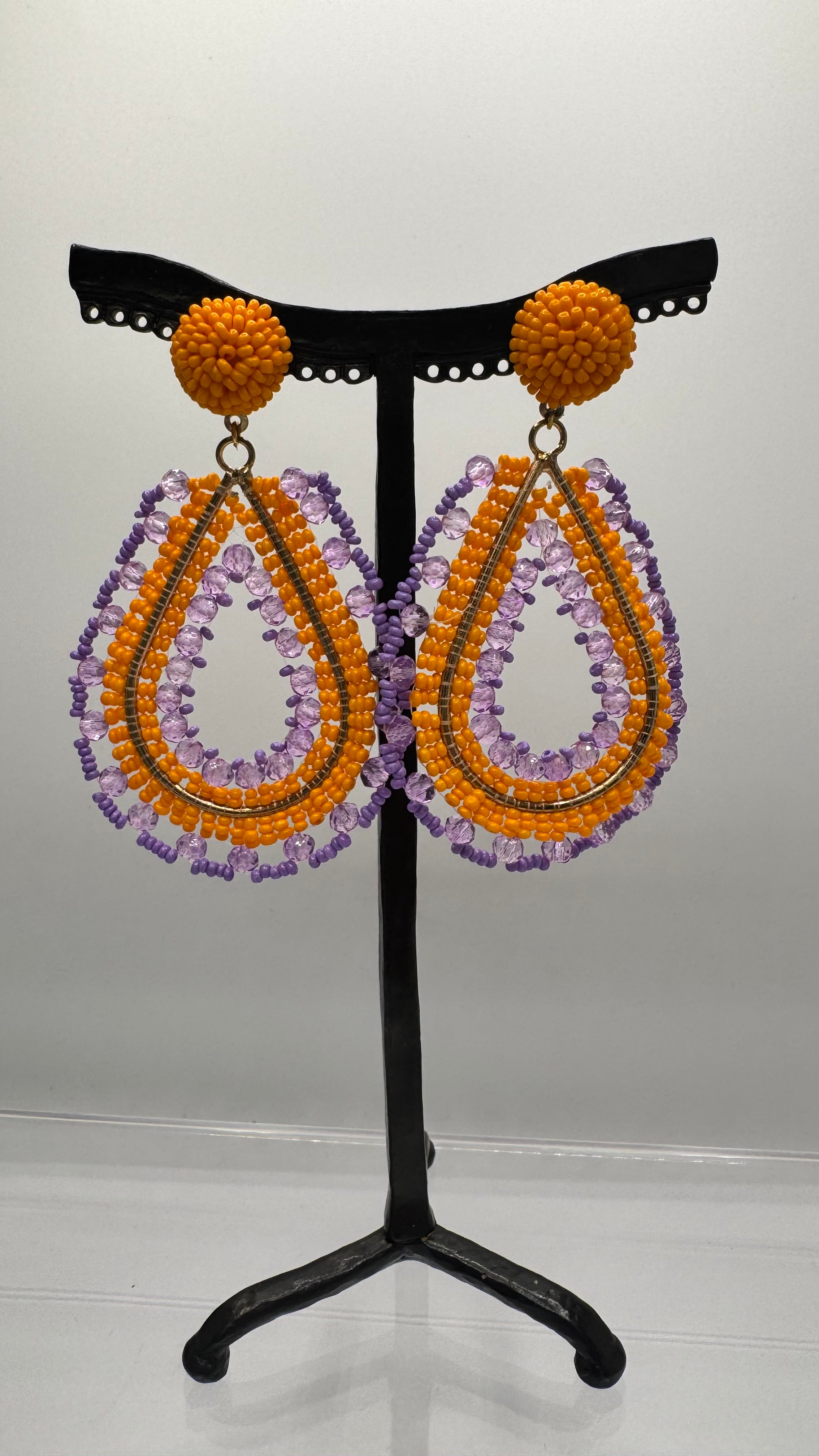 Boucles d’oreilles à clous, perles orange et mauve, taille moyenne