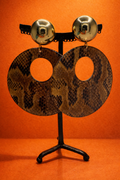 Créoles à clips, plaque façon peau de serpent, cabochon acier rhodié or, grand modèle