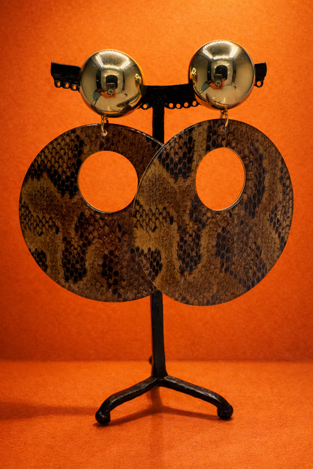 Créoles à clips, plaque façon peau de serpent, cabochon acier rhodié or, grand modèle