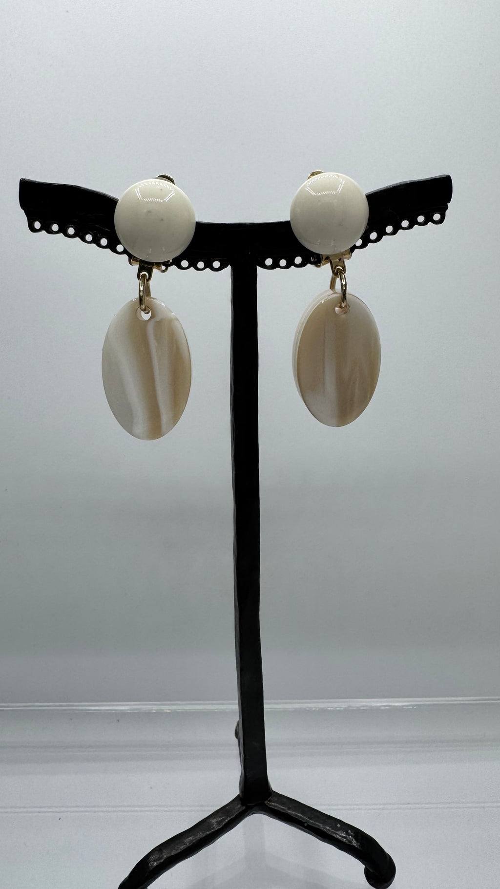 Boucles d’oreilles à clips, ivoire résine et acétate de cellulose, petit modèle, léger