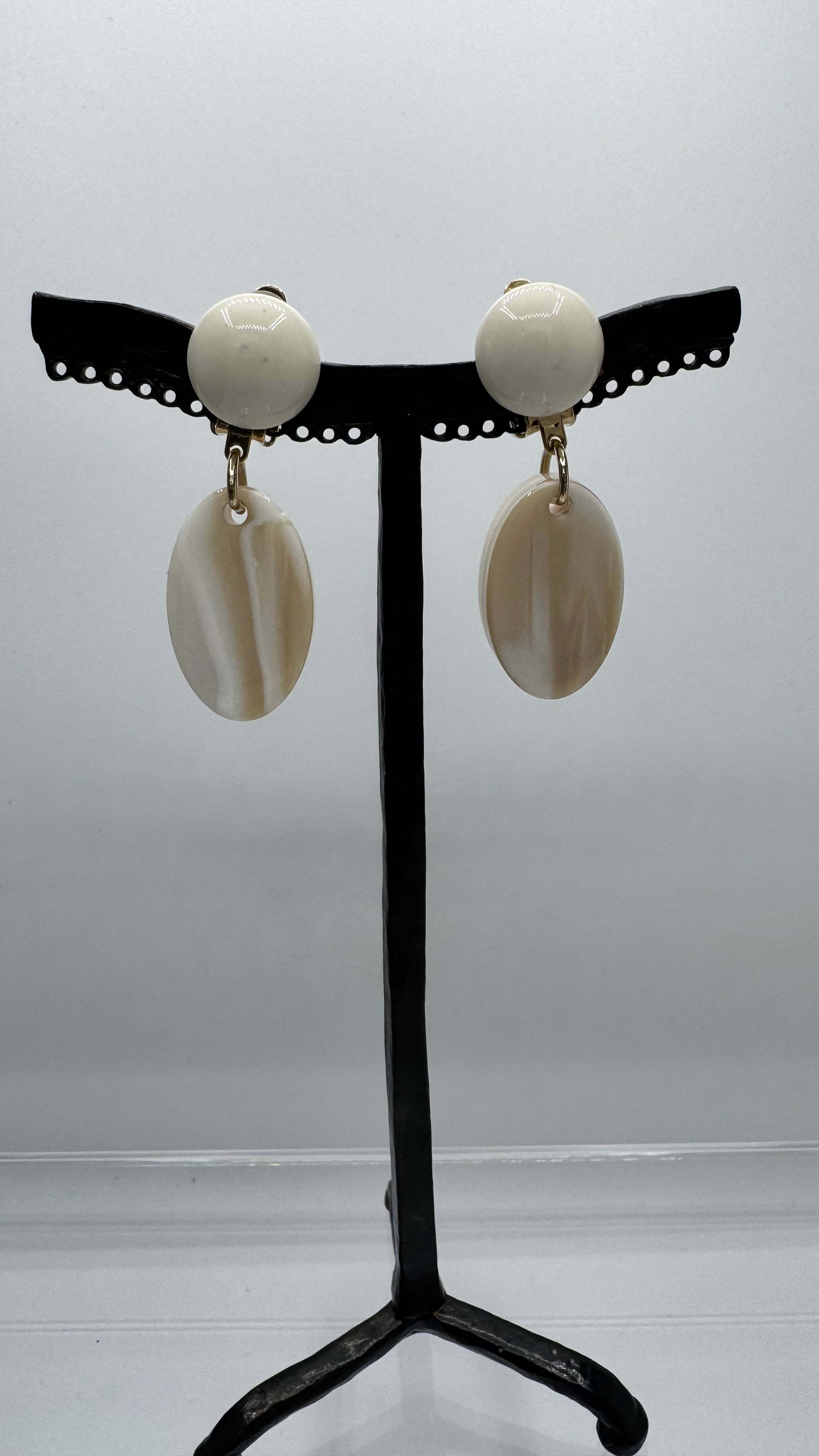 Boucles d’oreilles à clips, ivoire résine et acétate de cellulose, petit modèle, léger