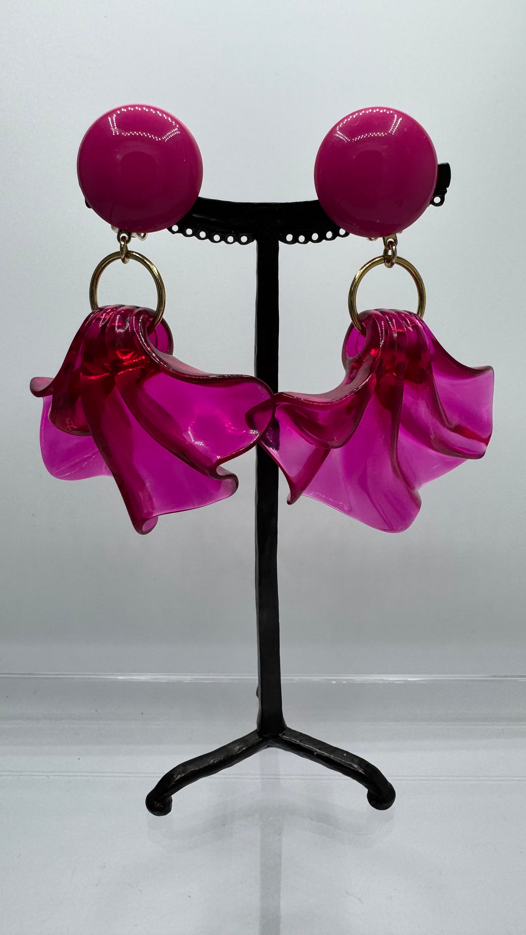 Boucles d’oreilles à clips, résine transparente fushia, modéle Amélia, taille moyenne, légère