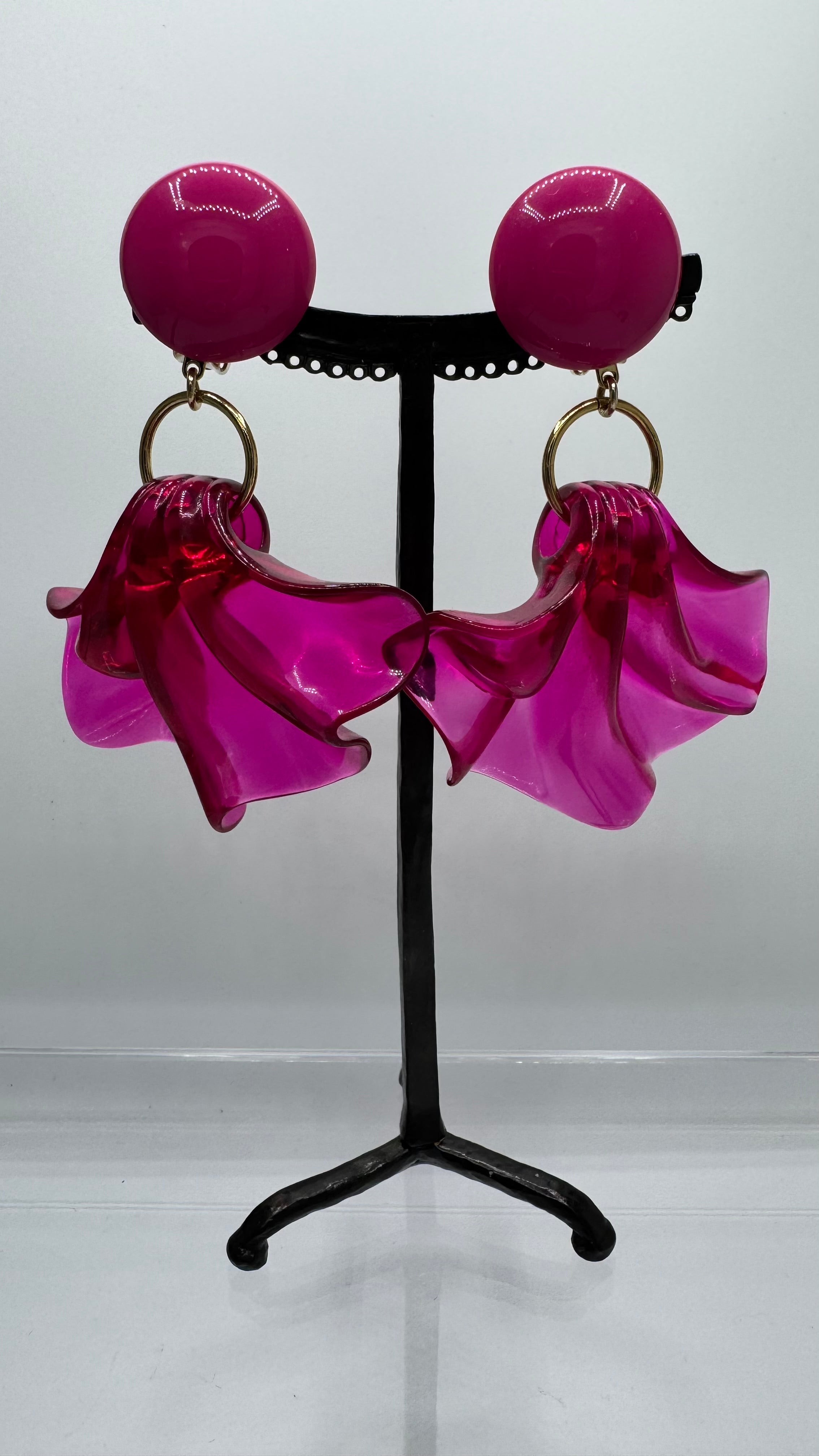 Boucles d’oreilles à clips, résine transparente fushia, modéle Amélia, taille moyenne, légère