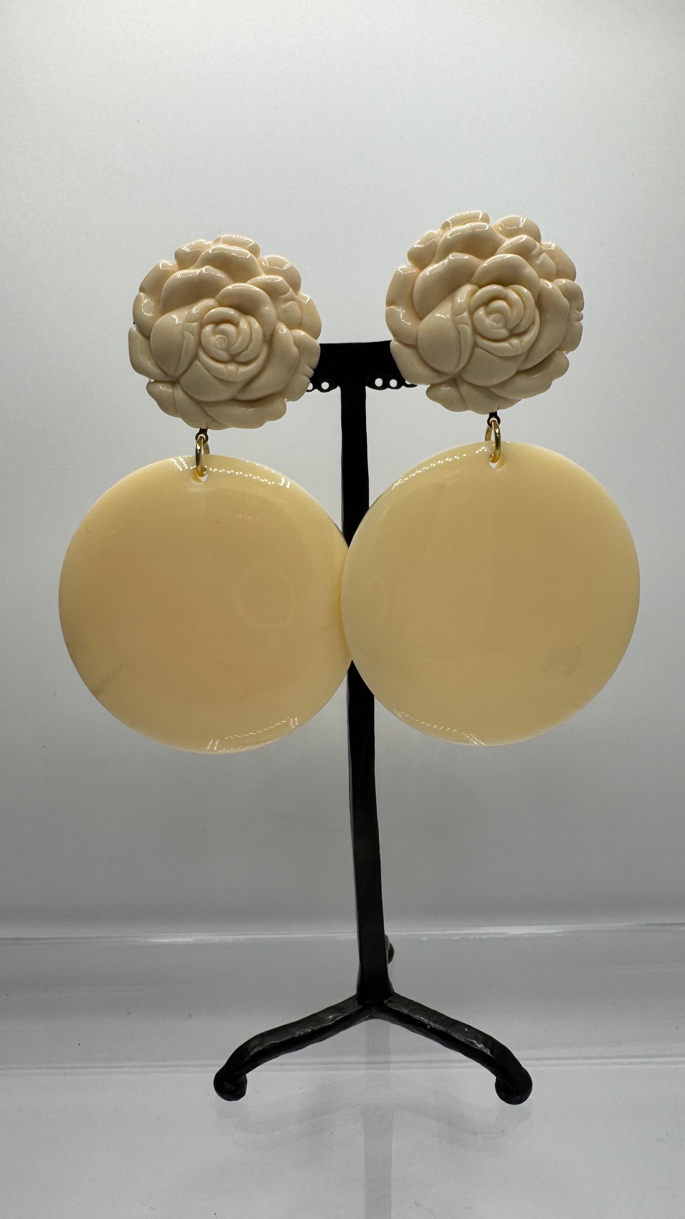 Boucles d’oreilles à clips, ivoire, cabochon fleur, taille moyenne