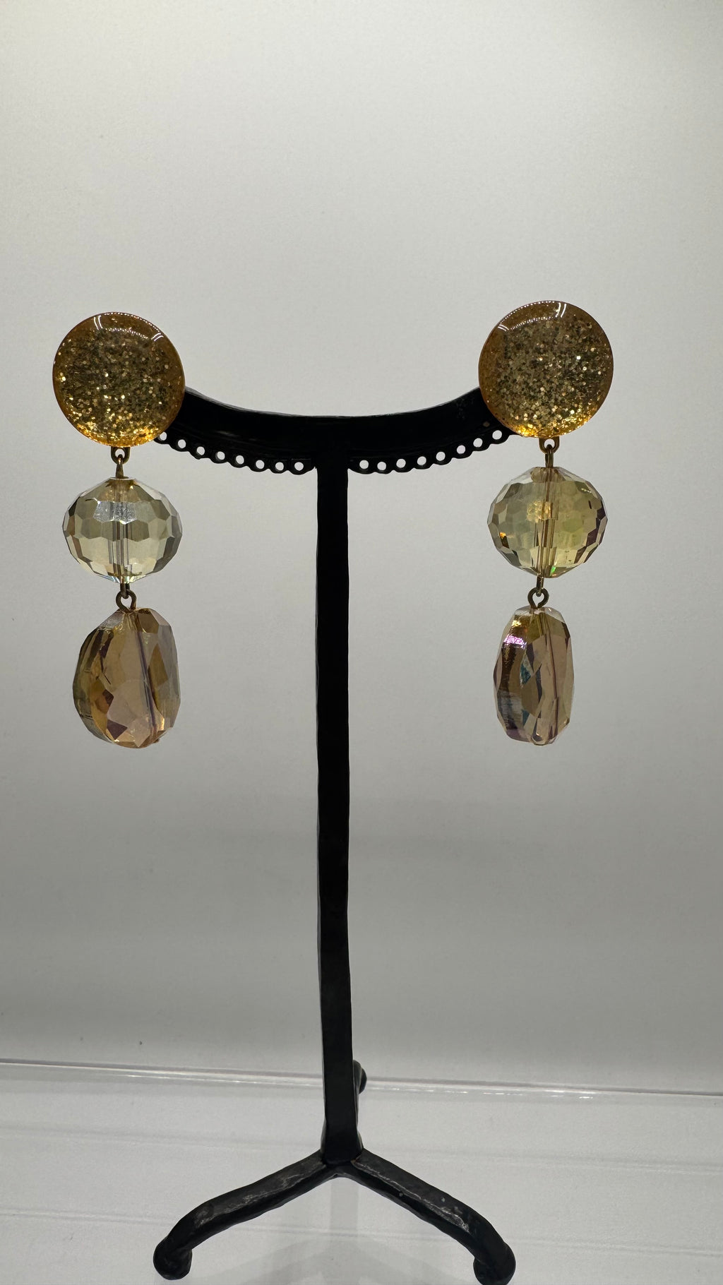 Boucles d’oreilles à clips, cristal et résine couleur doré, petite taille, léger