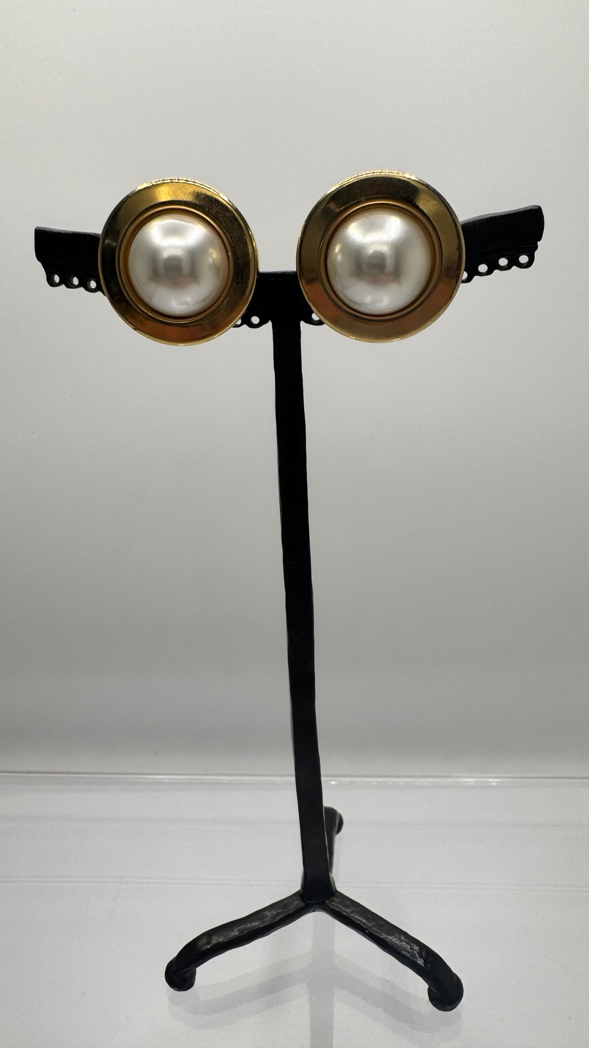 Boucles d’oreilles à clips, perle nacrée et or, petite taille
