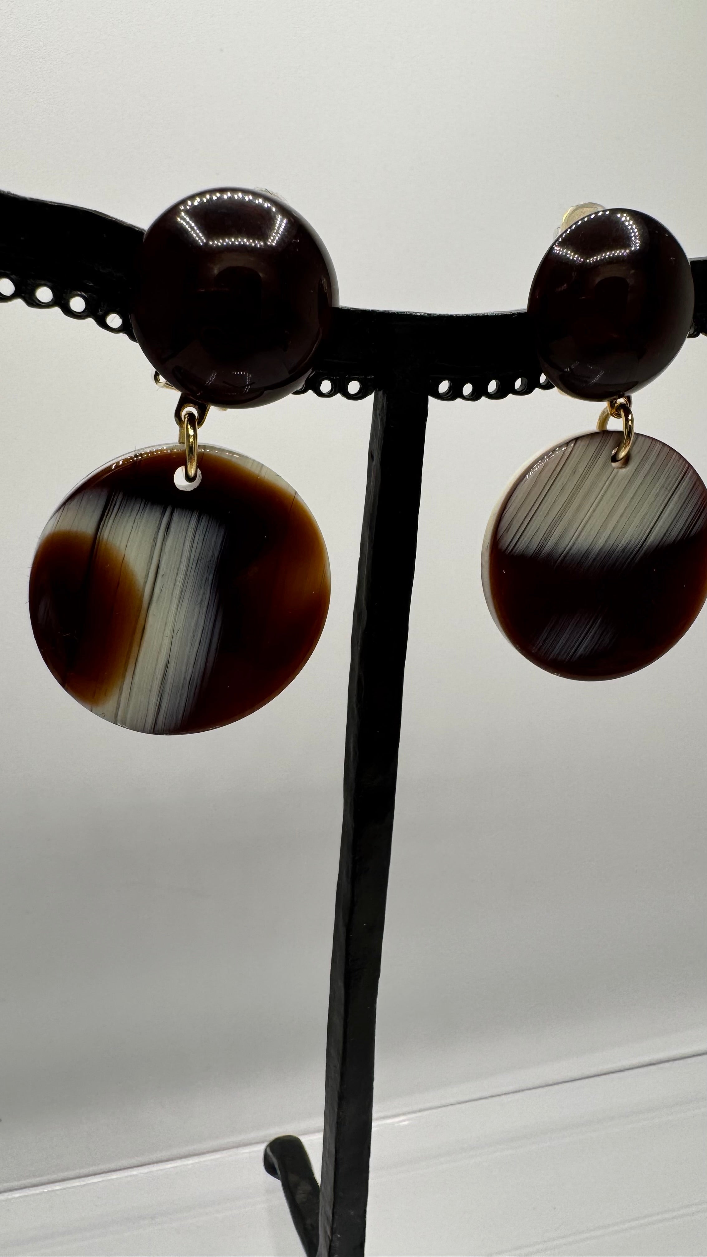 Boucles d’oreilles à clips, plaque acétate de cellulose façon corne, petite taille, légère