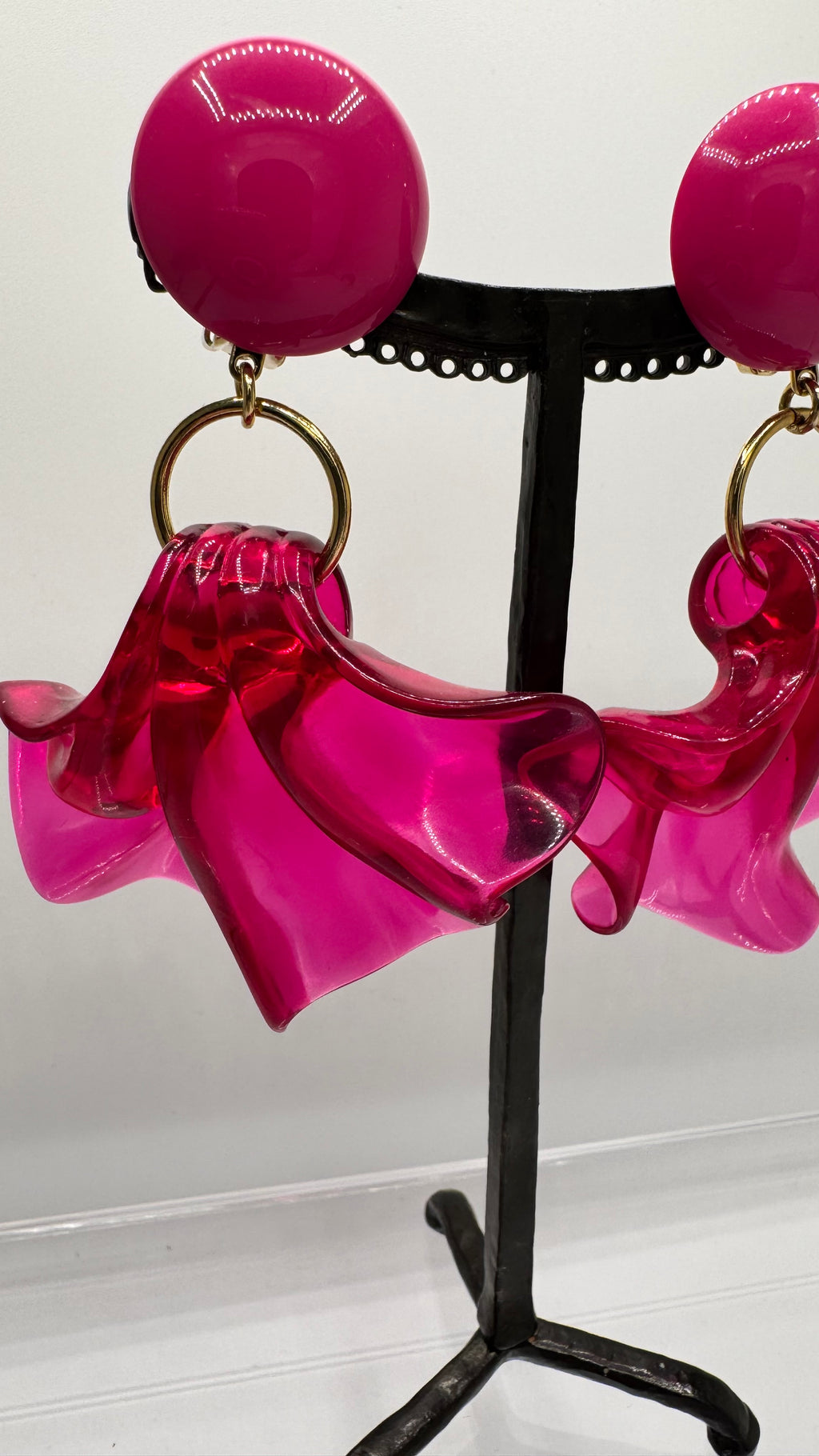 Boucles d’oreilles à clips, résine transparente fushia, modéle Amélia, taille moyenne, légère