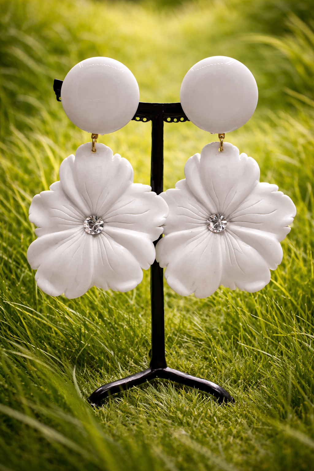 Boucles d’oreilles à clips, résine blanche et strass, grand modèle