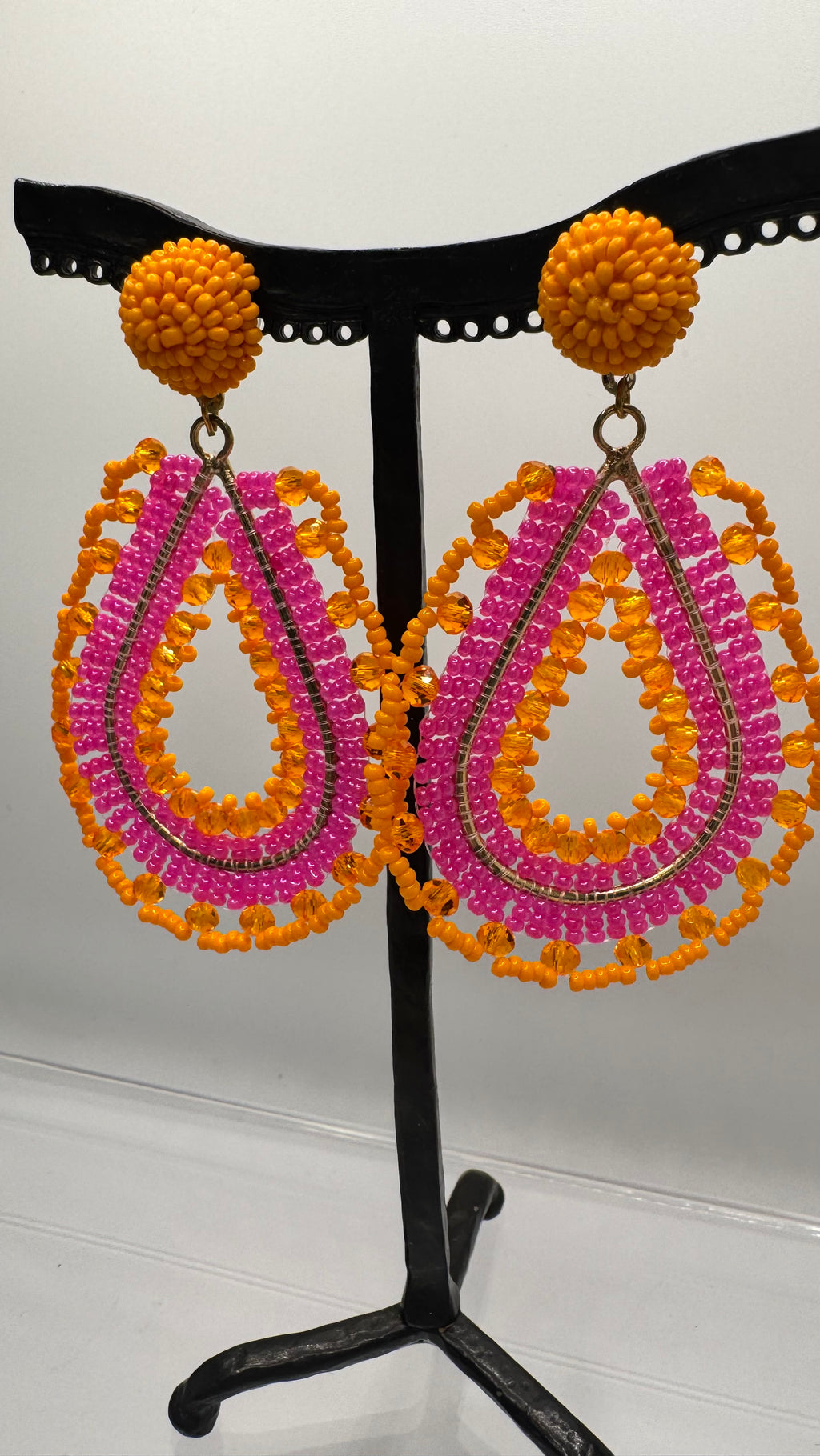Boucles d’oreilles à clous, perles orange et fushia, taille moyenne