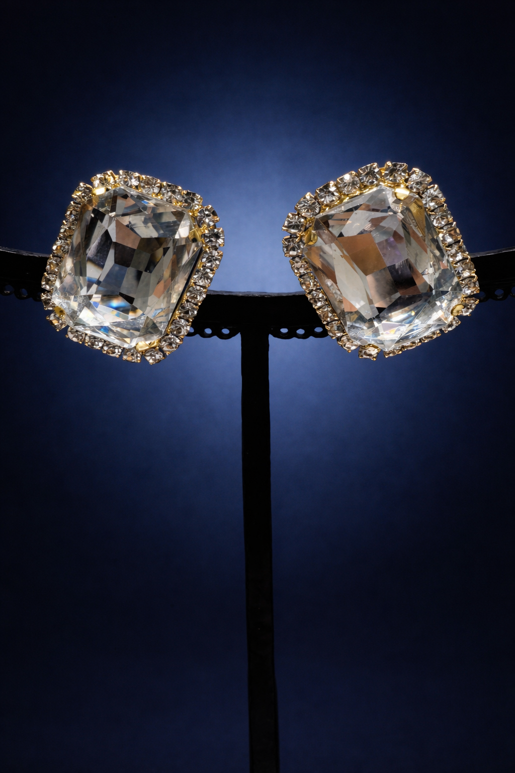Boucles d’oreilles à clips, strass monté sur or rhodié, taille moyen