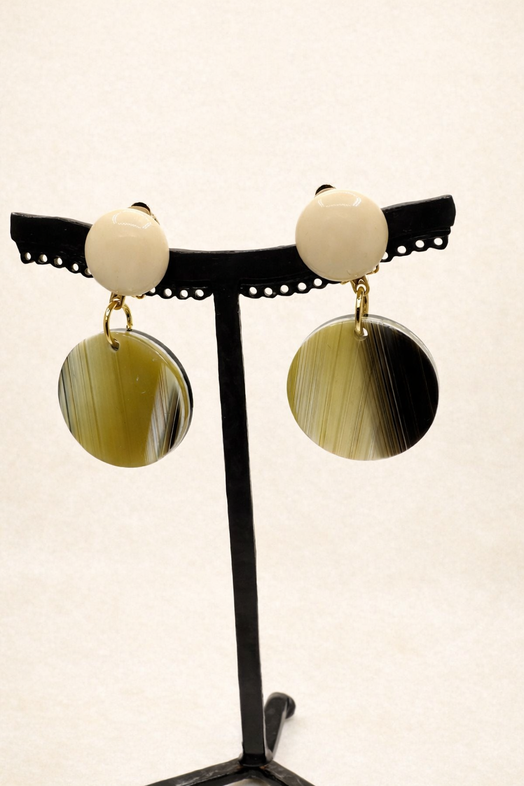 Boucles d’oreilles à clips, plaque acétate de cellulose façon corne, petite taille, légère