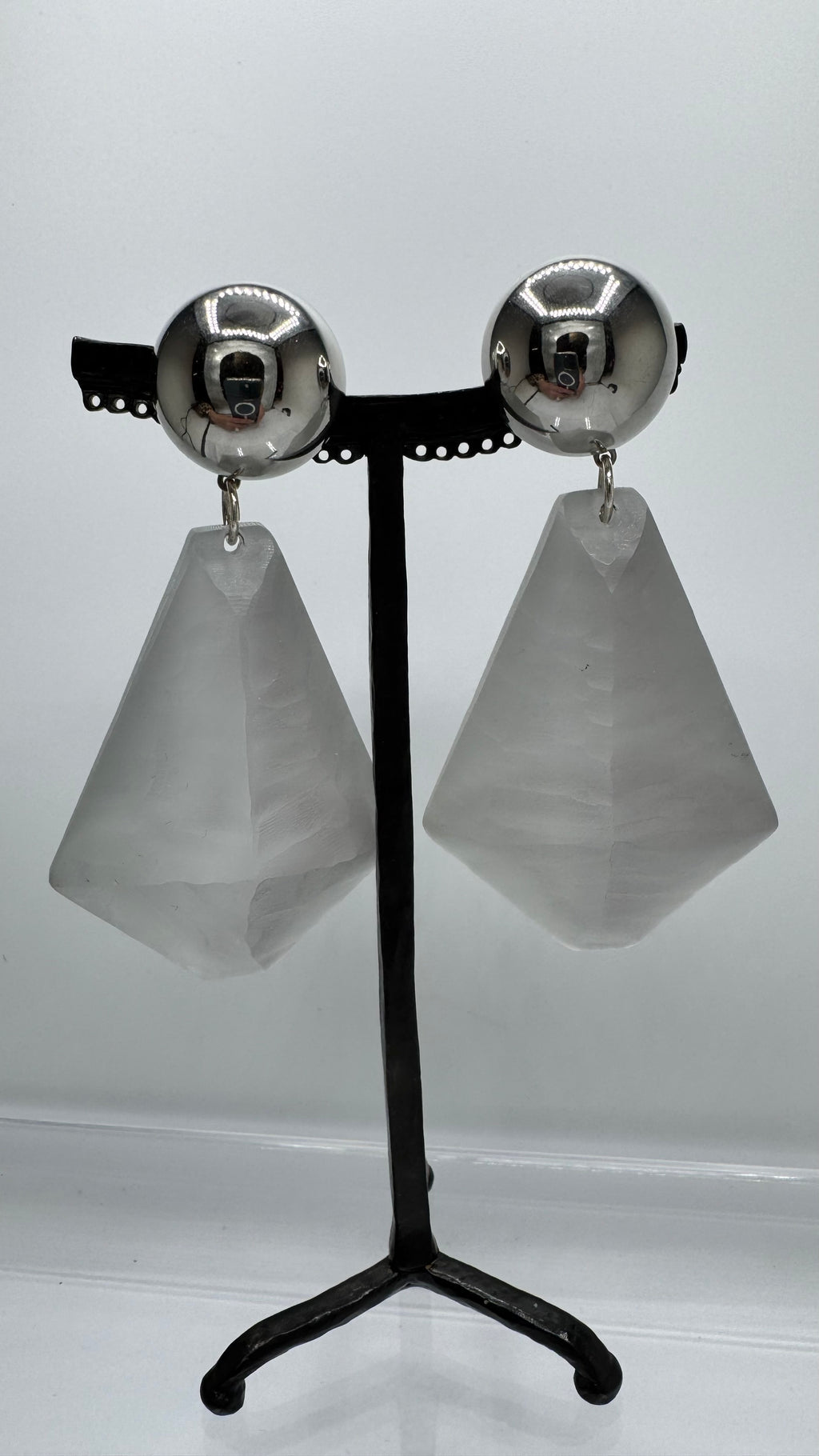 Boucles d’oreilles à clips, résine façon glaçon et cabochon rhodié argent, grand modèle