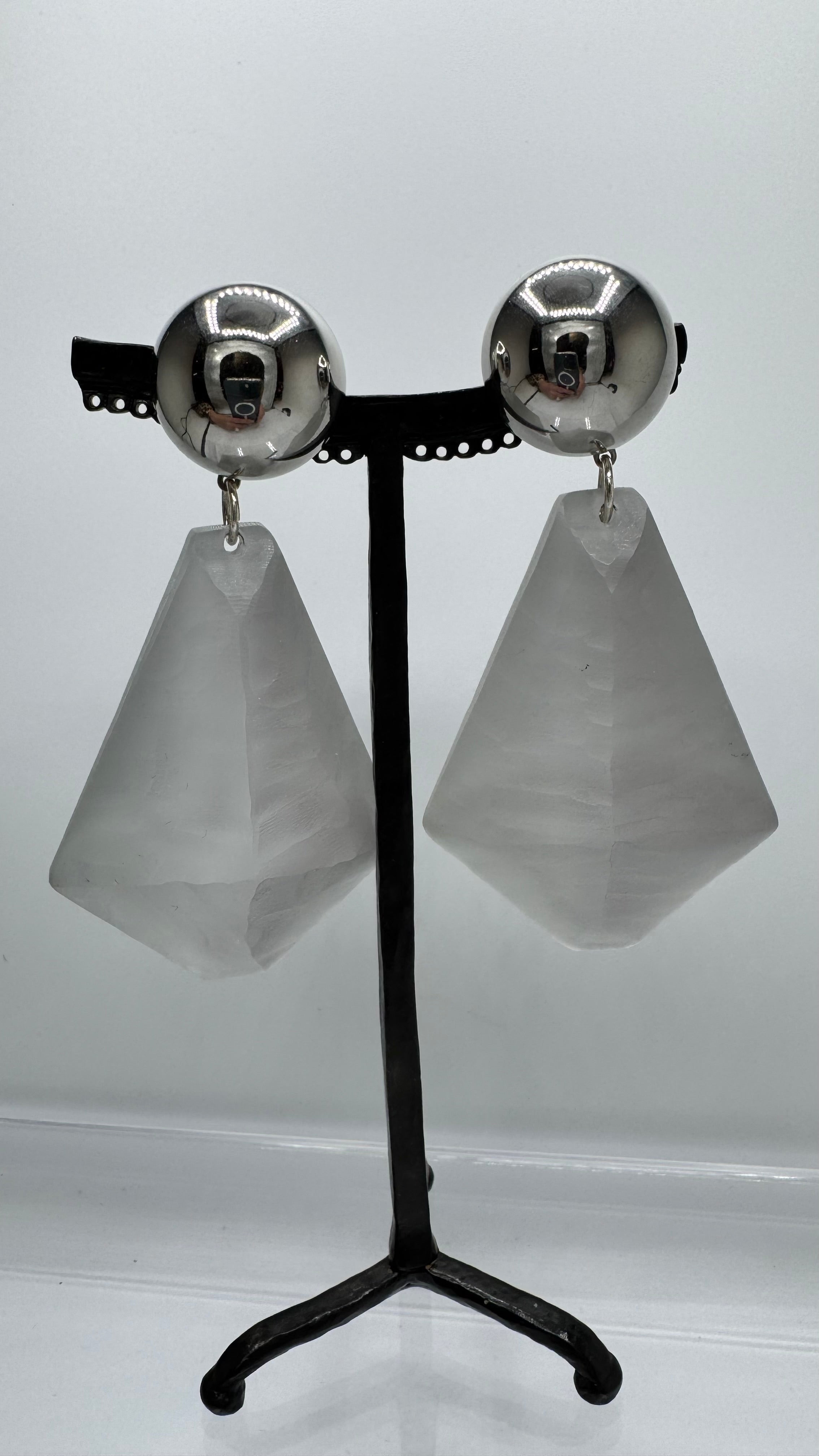 Boucles d’oreilles à clips, résine façon glaçon et cabochon rhodié argent, grand modèle