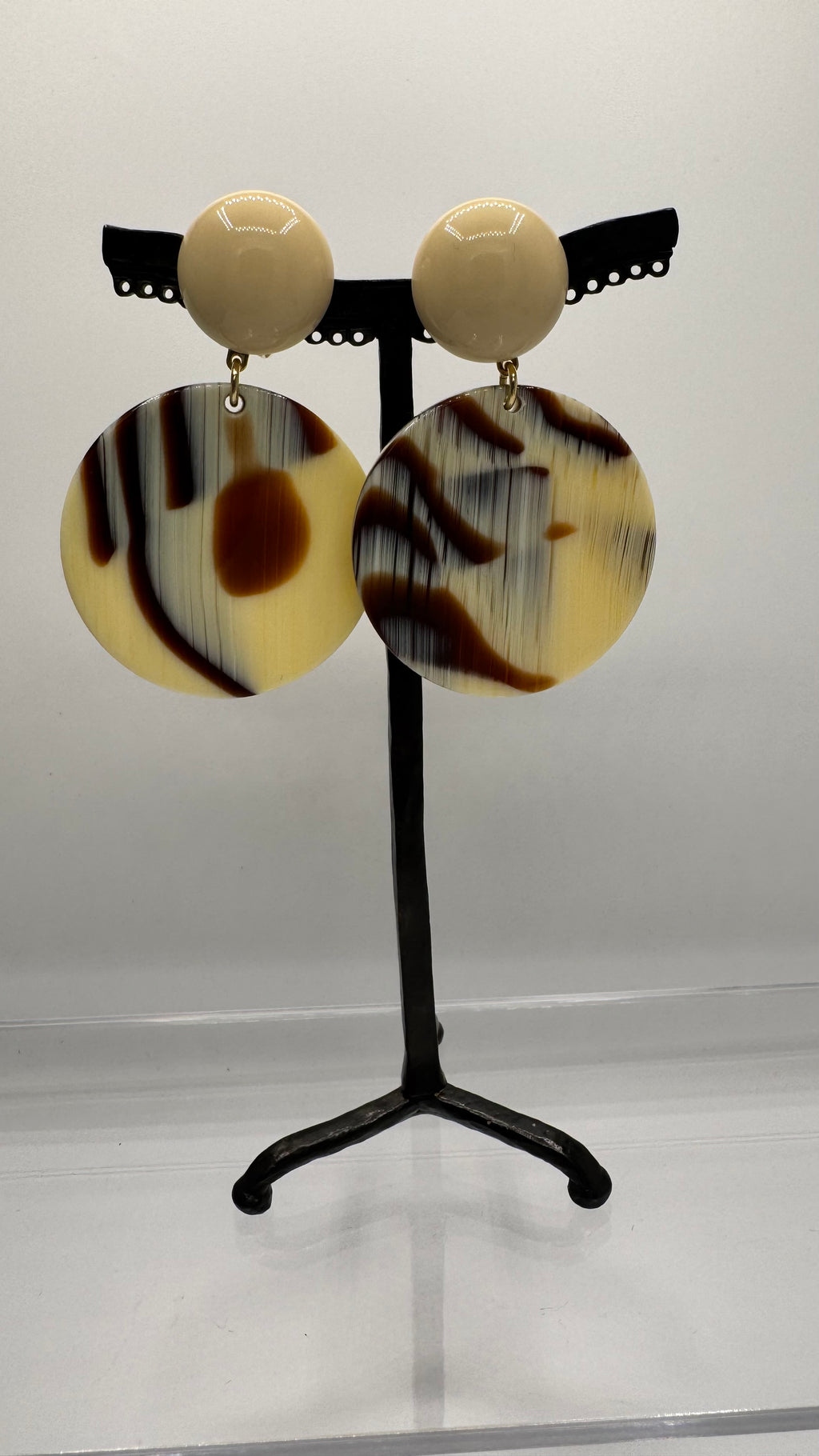Boucles d’oreilles à clips, résine et acétate de cellulose façon corne brown, taille moyenne, légère
