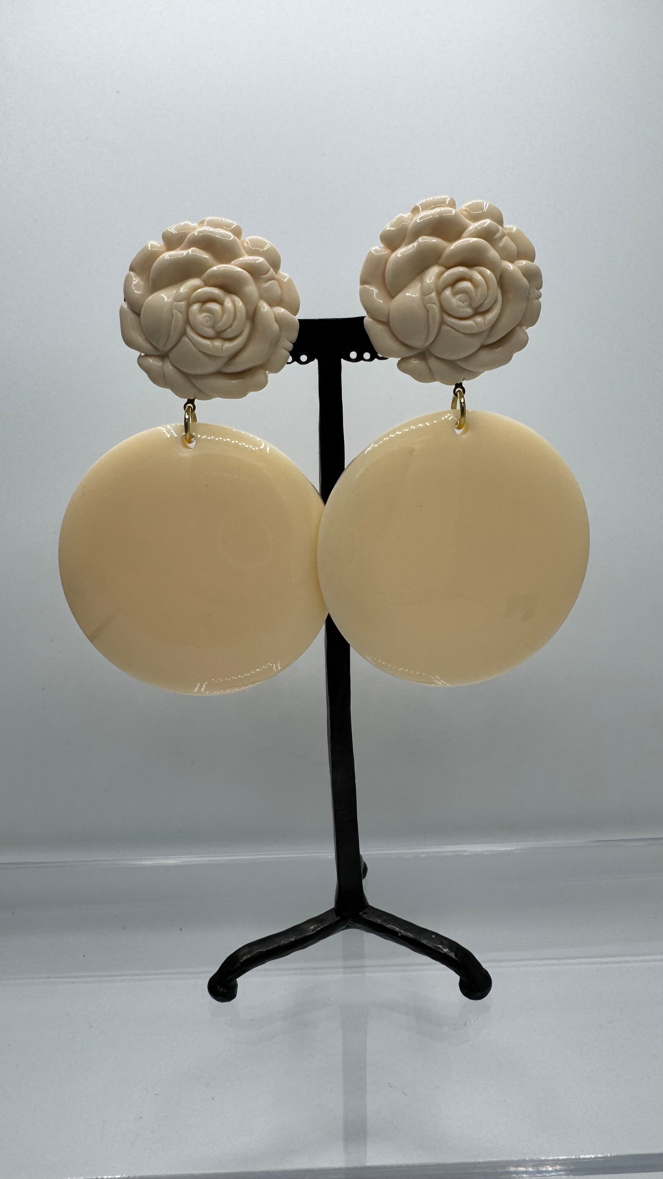 Boucles d’oreilles à clips, ivoire, cabochon fleur, taille moyenne