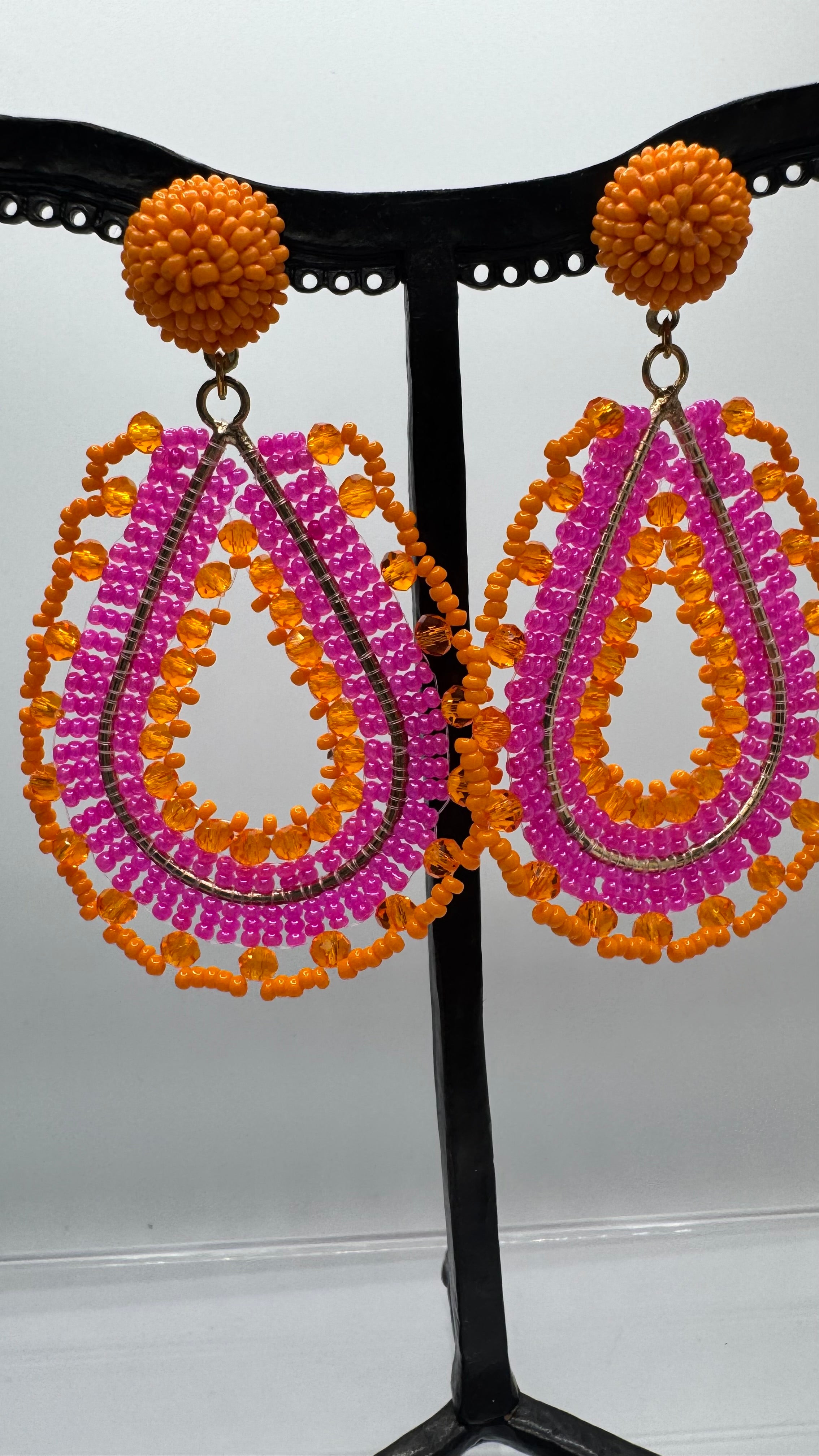 Boucles d’oreilles à clous, perles orange et fushia, taille moyenne