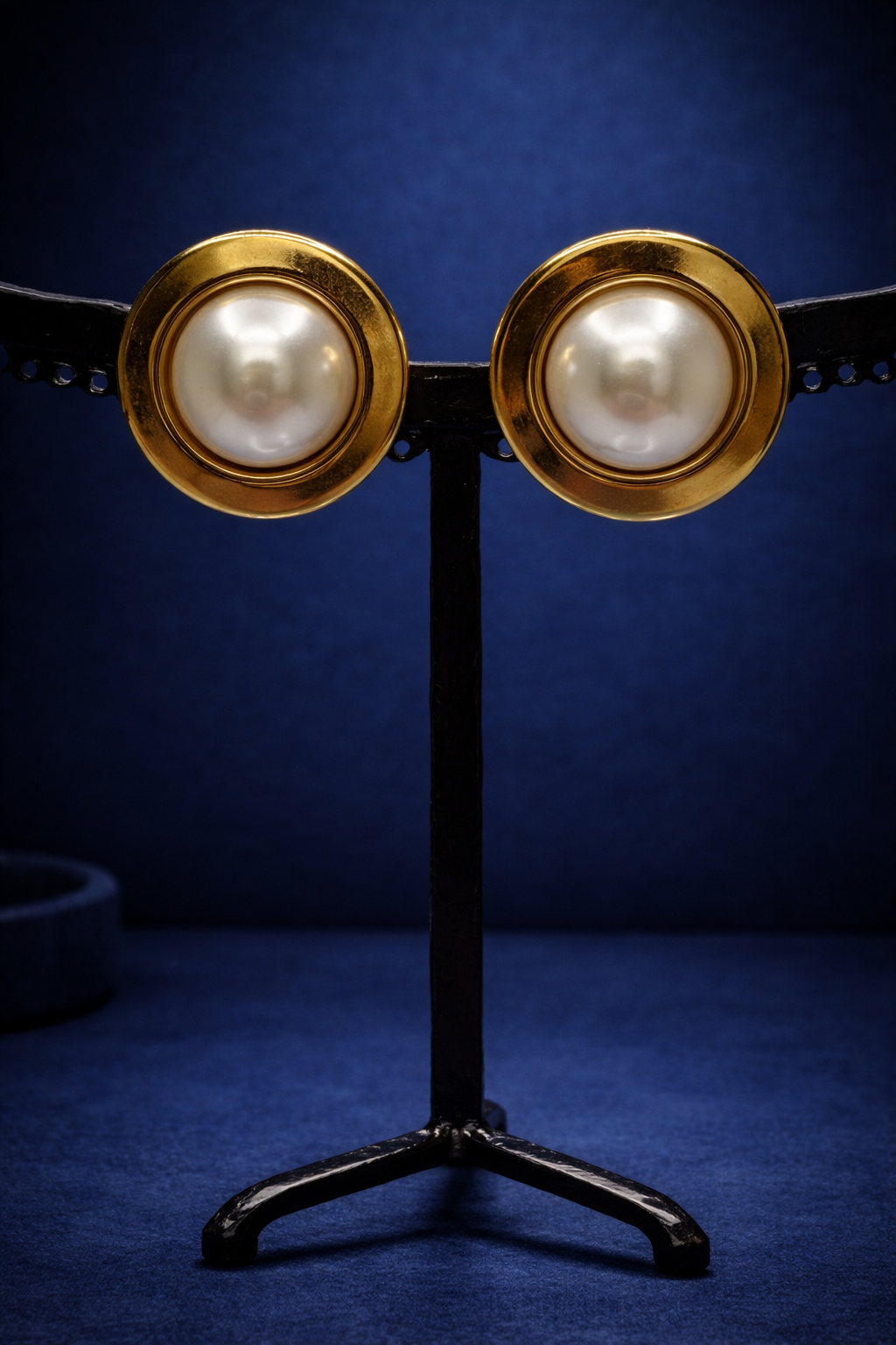 Boucles d’oreilles à clips, perle nacrée et or, petite taille