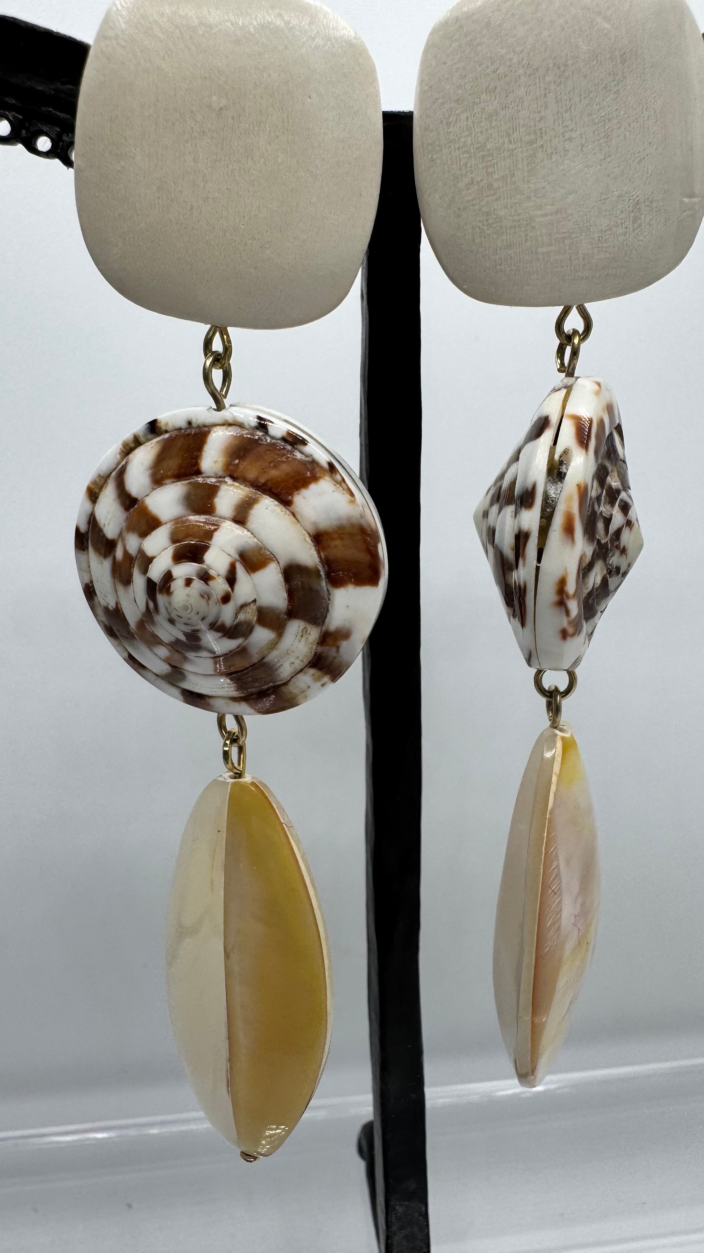 Boucles d’oreilles à clips, résine, coquillage, nacre, longue, modèle taille moyen