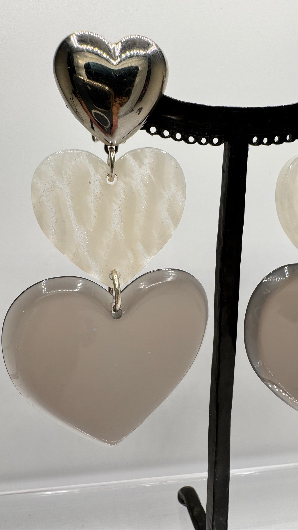 Boucles d’oreilles à clips, acétate de cellulose biseautée et cabochon rhodié argent, taille moyenne, légère