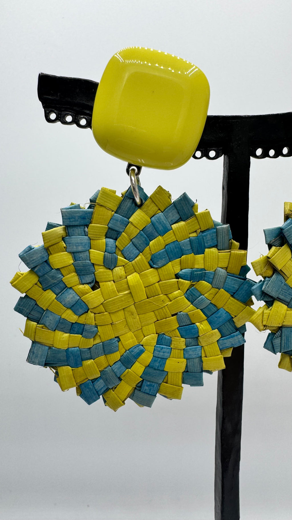 Boucles d’oreilles à clips, raphia et résine anis et turquoise, taille moyenne, légère