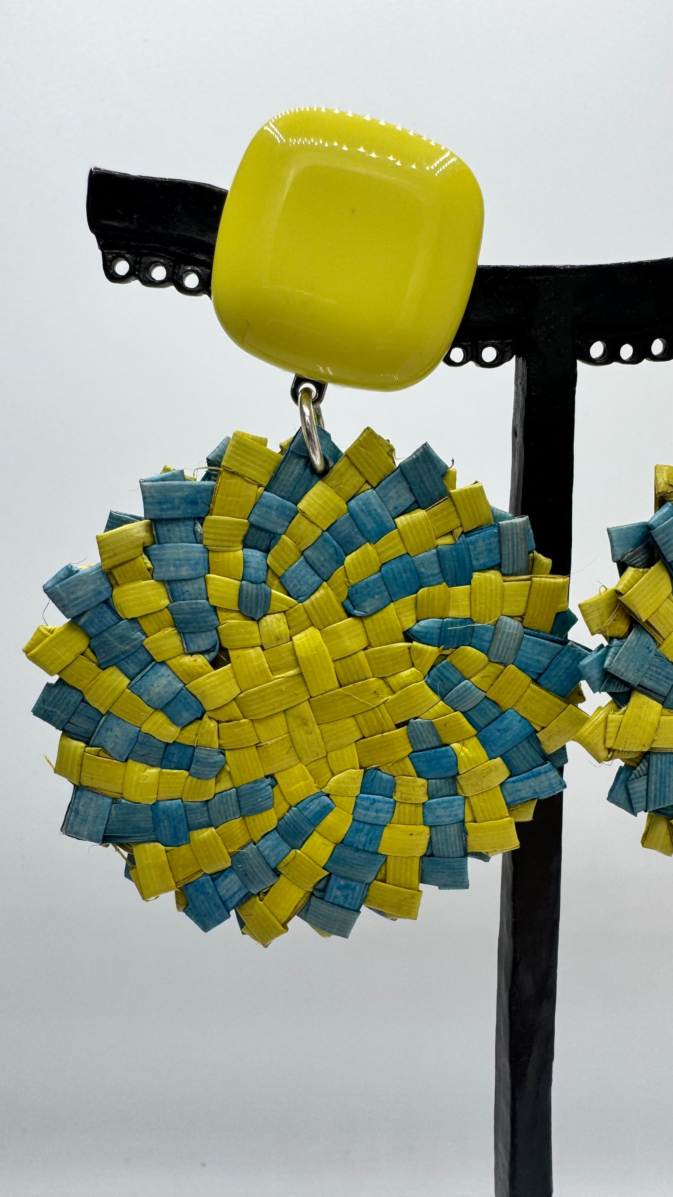 Boucles d’oreilles à clips, raphia et résine anis et turquoise, taille moyenne, légère