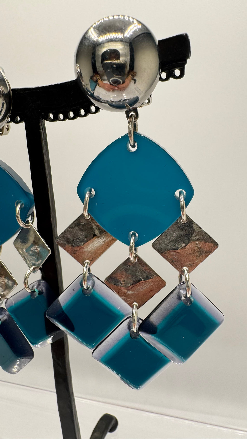 Boucles d’oreilles à clips, pampilles acétate de cellulose et plaque argent rhodié, long et léger