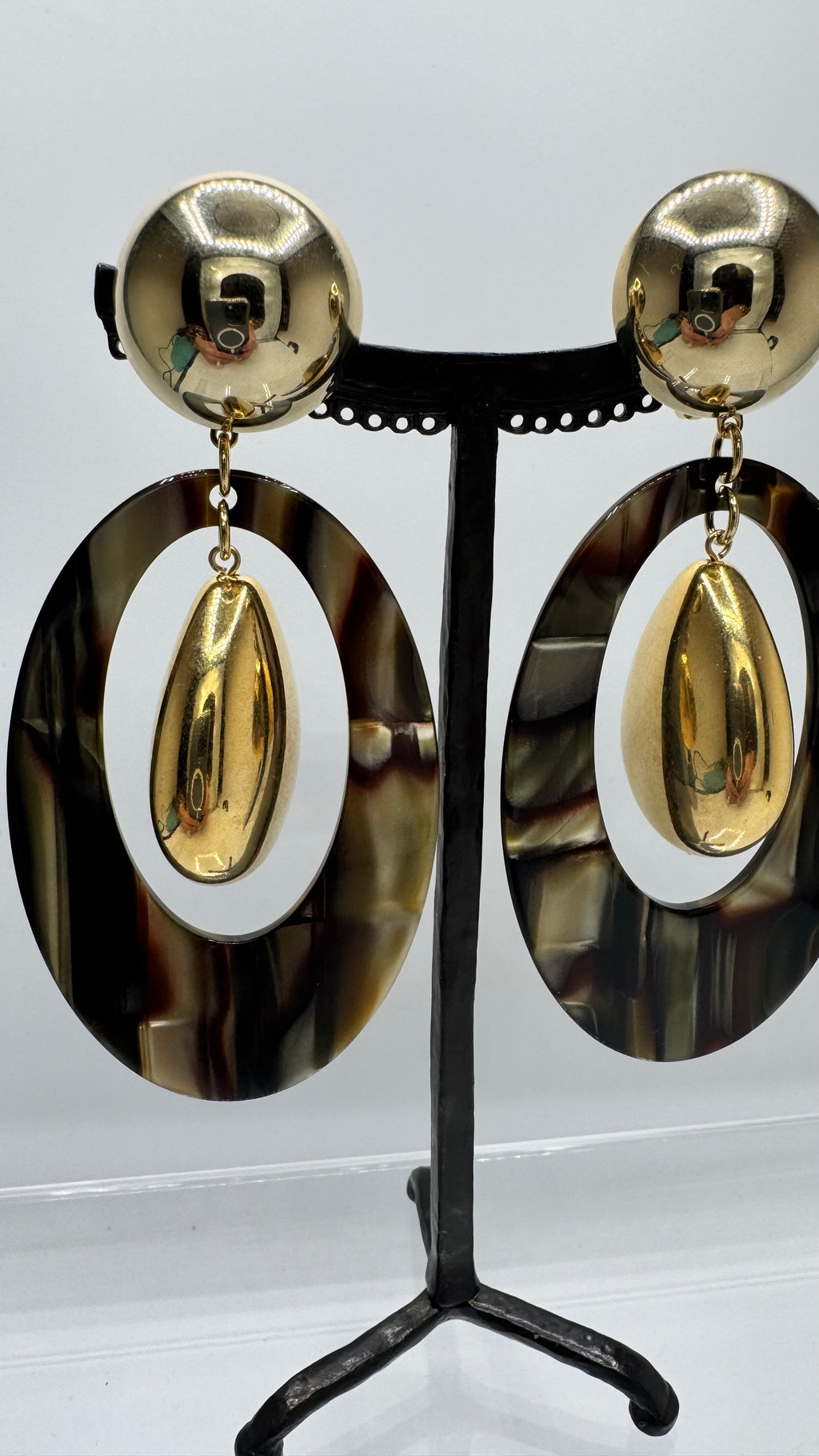 Boucles d’oreilles à clips, acétate de cellulose onyx et acier rhodié or, grand modèle