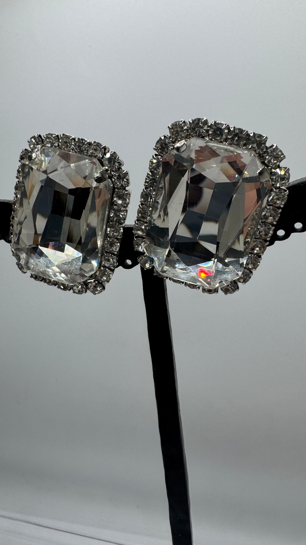 Boucles d’oreilles à clips, strass monté sur argent rhodié, taille moyen