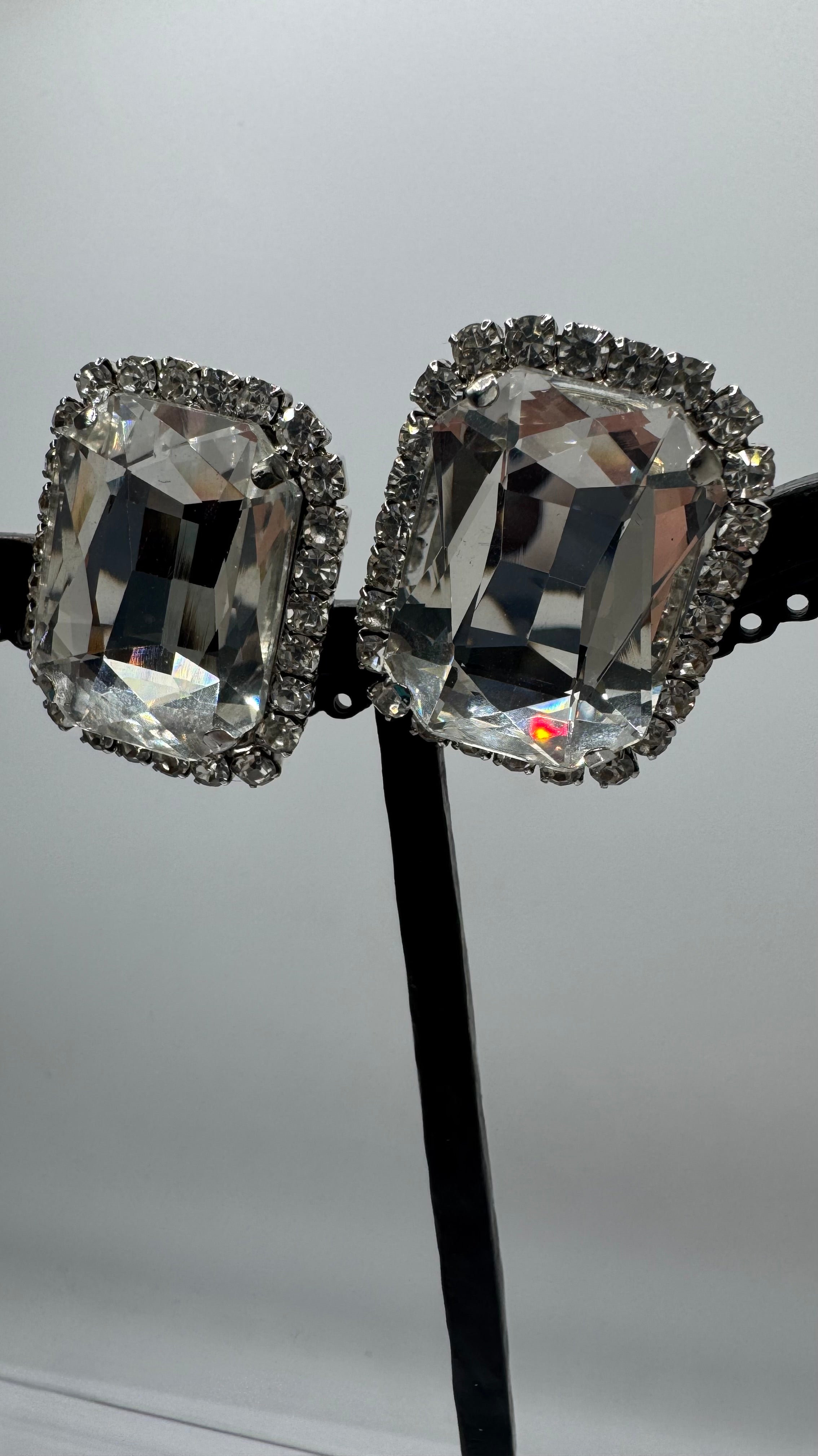 Boucles d’oreilles à clips, strass monté sur argent rhodié, taille moyen