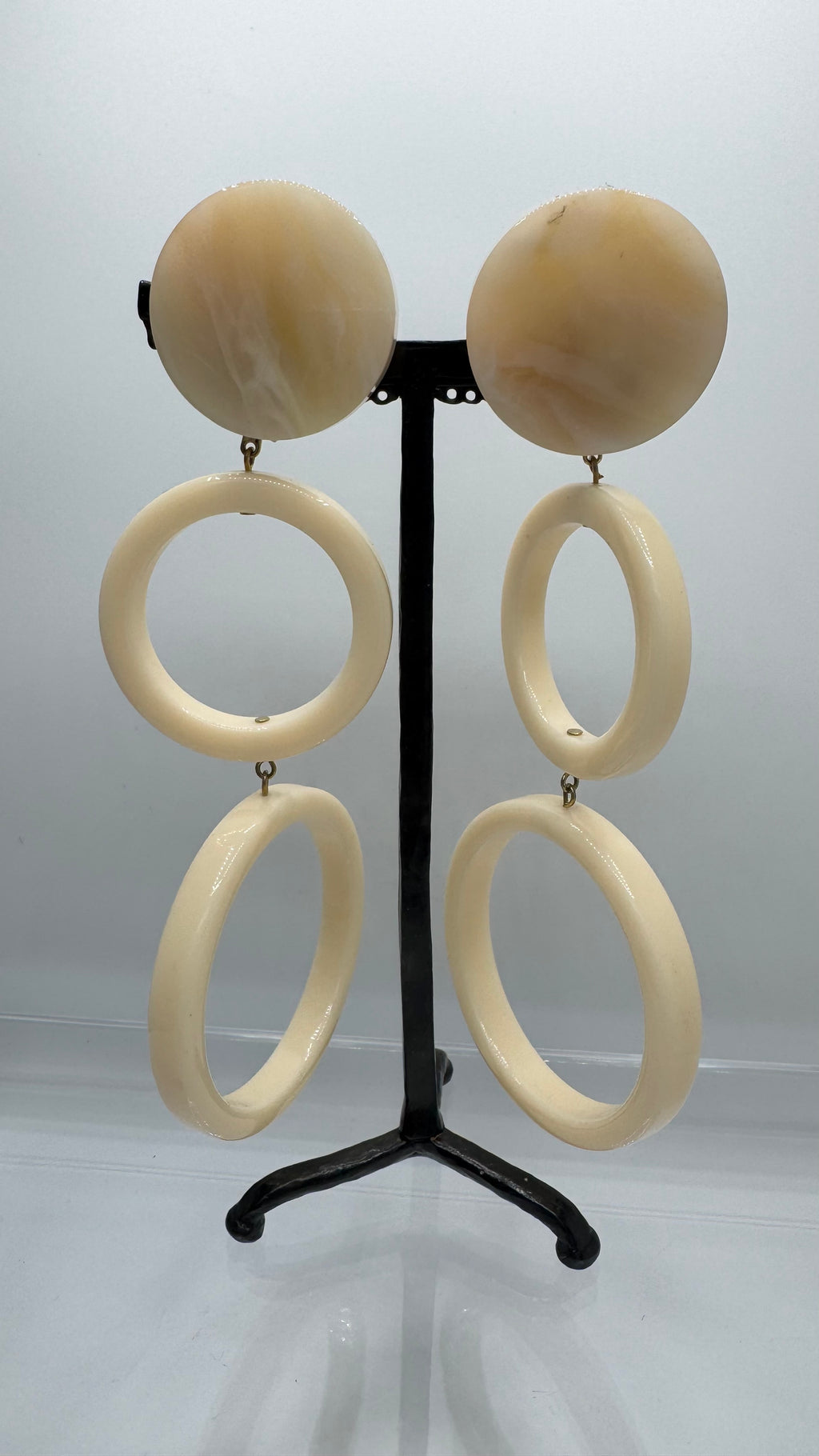 Boucles d’oreilles ivoire à clips, résine et acétate de cellulose, longues, grand modèle
