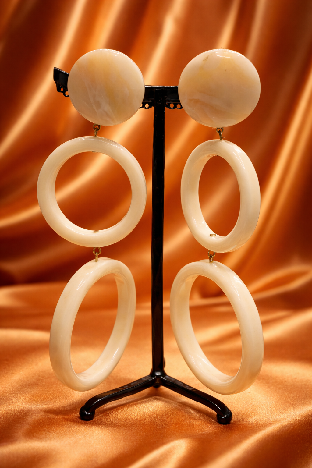 Boucles d’oreilles ivoire à clips, résine et acétate de cellulose, longues, grand modèle