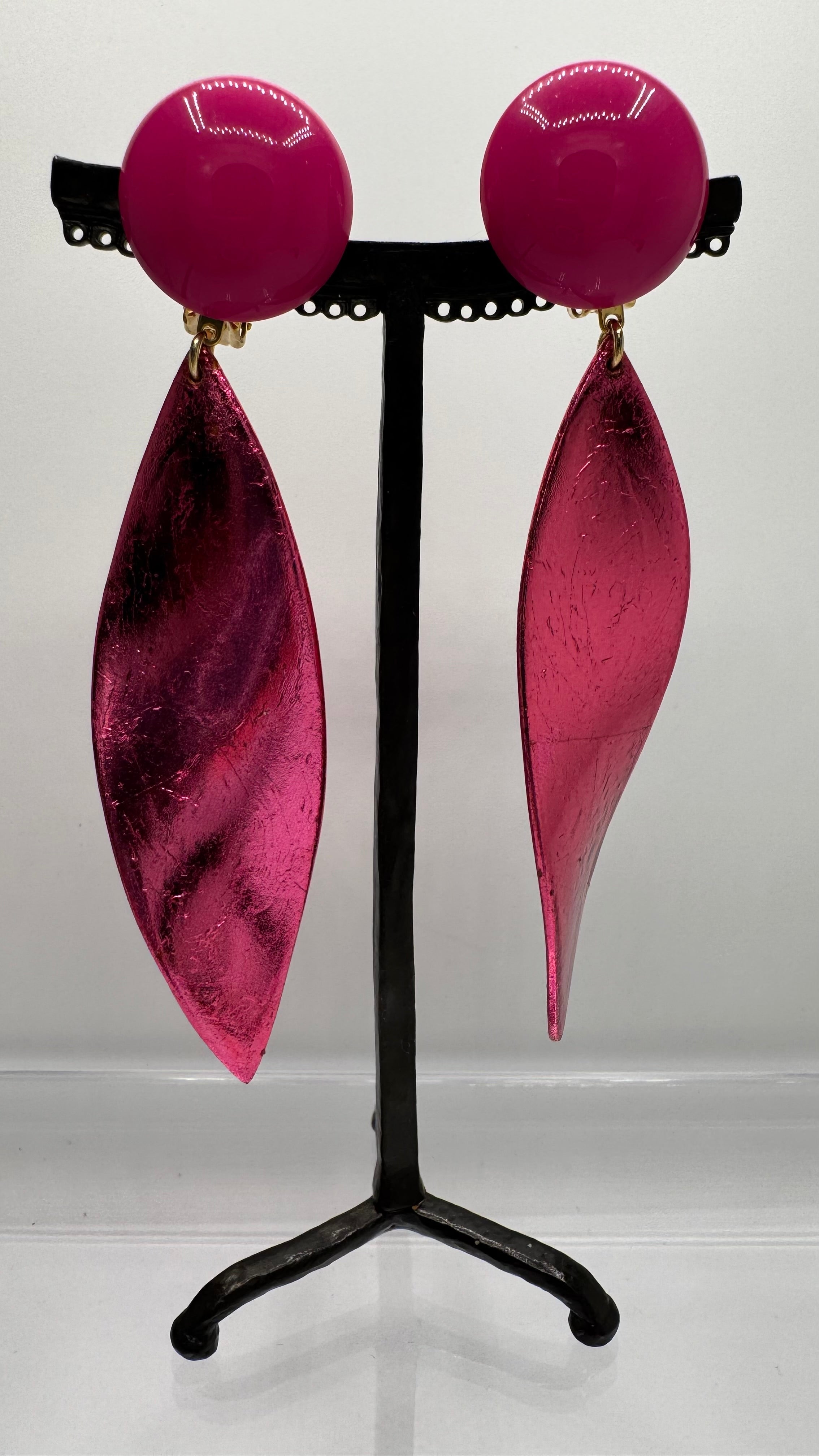 Boucles d’oreilles à clips, résine et bois d’acacia recouvert à la feuille d’or fushia, modèle long et léger