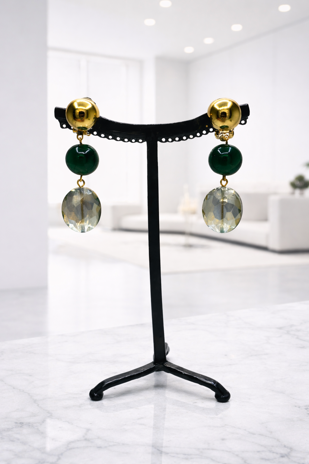 Boucles d’oreilles à clips, résine, cristal et cabochon rhodié or, petit modèle, léger