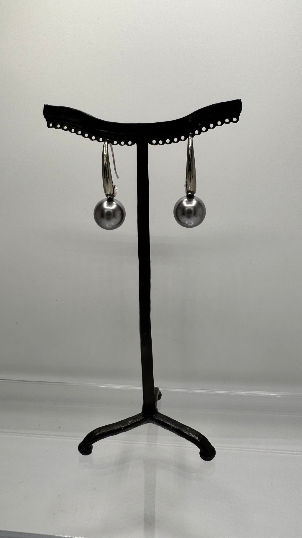 Boucles d’oreilles, argenté et perle grise, petit modèle