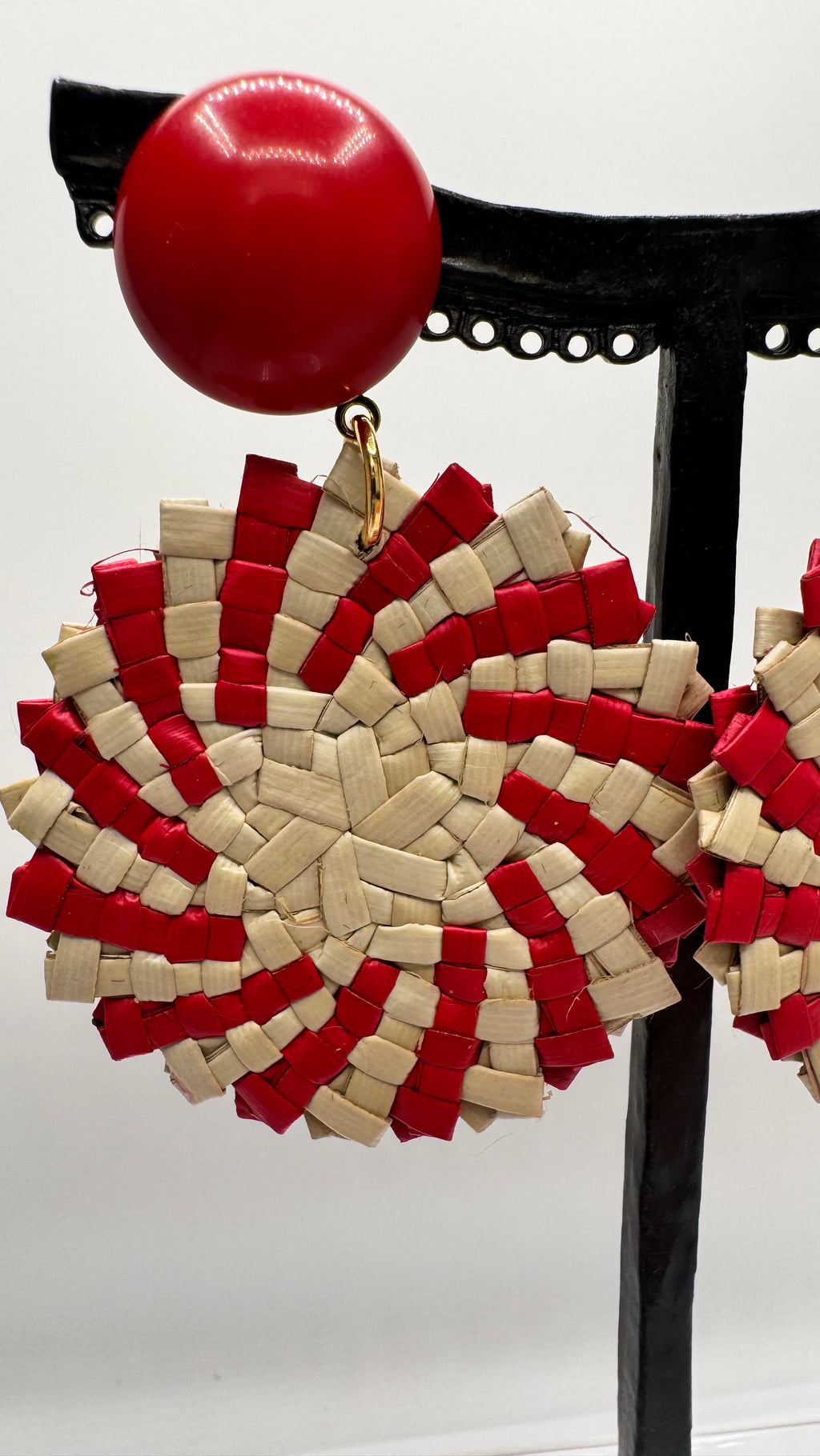 Boucles d’oreilles à clous, raphia et résine rouge et naturel, petit modèle, léger