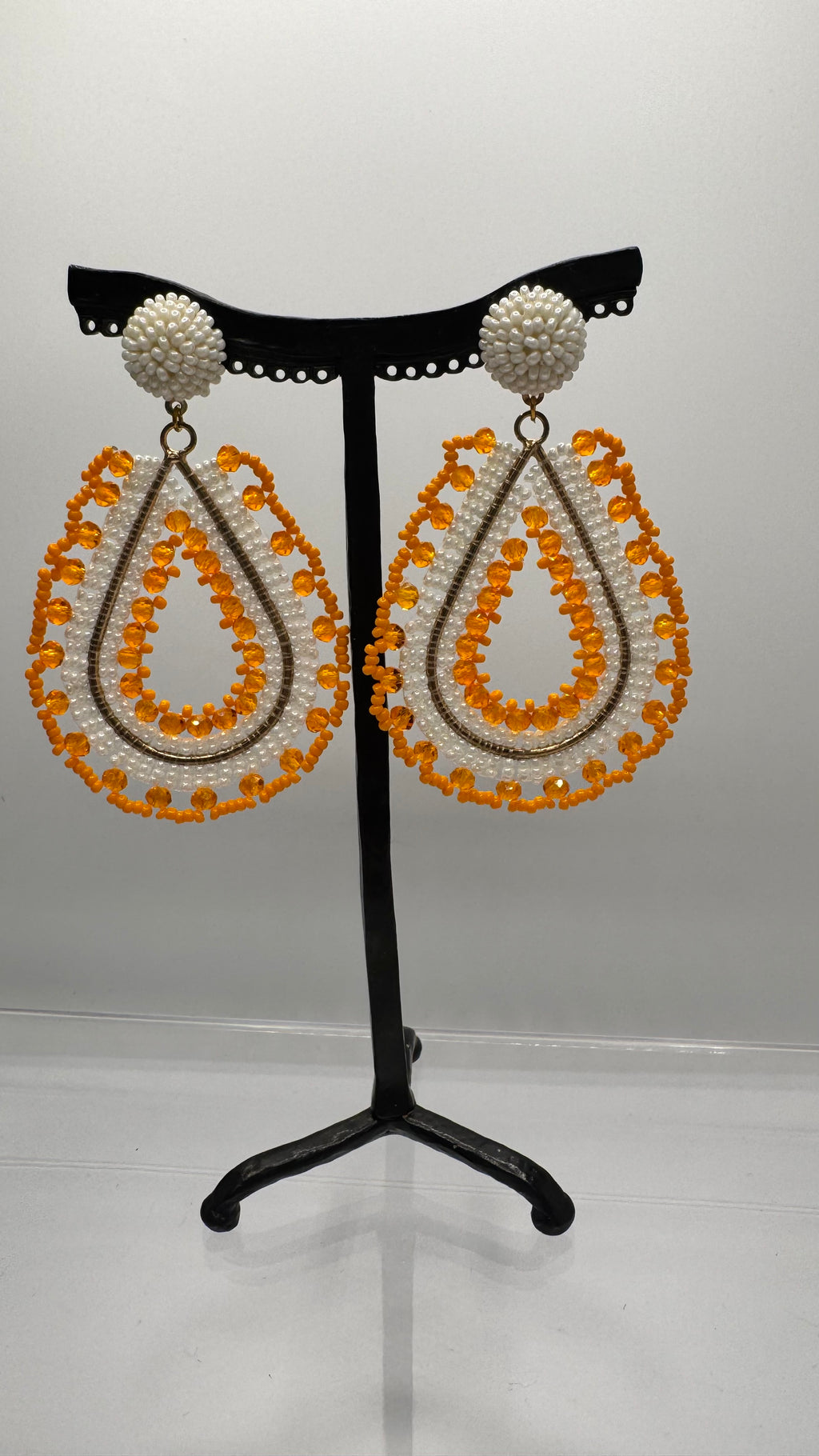 Boucles d’oreilles à clous, perles blanc et orange, taille moyenne
