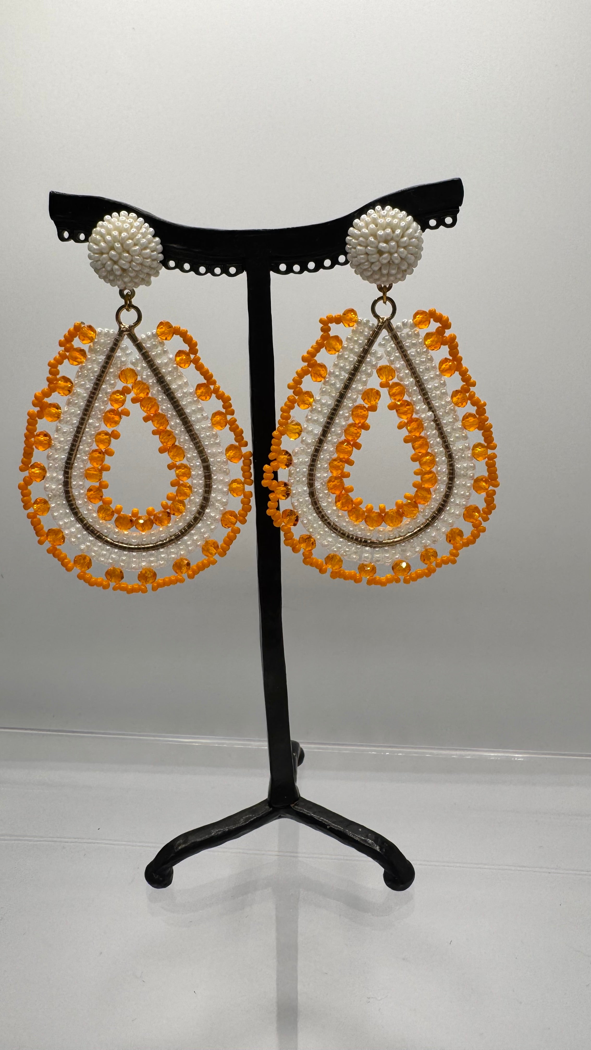 Boucles d’oreilles à clous, perles blanc et orange, taille moyenne