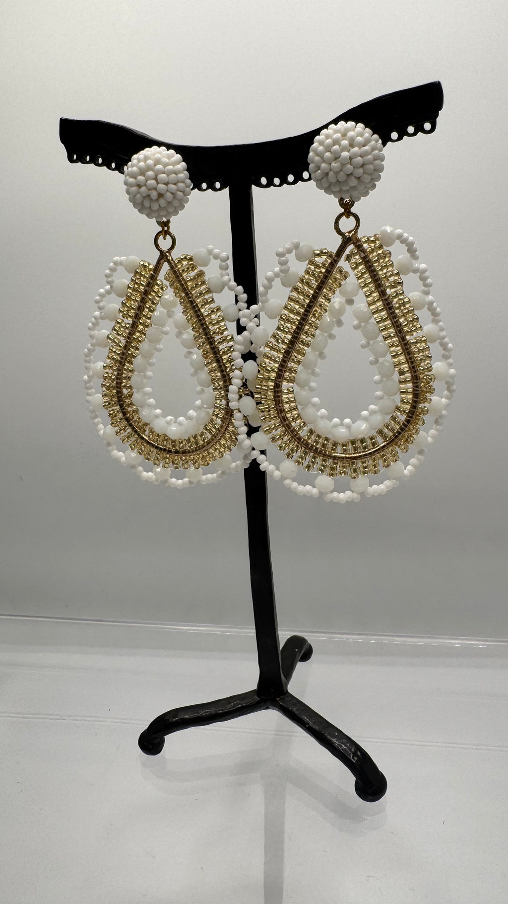 Boucles d’oreilles à clous, perles blanc et doré, taille moyenne