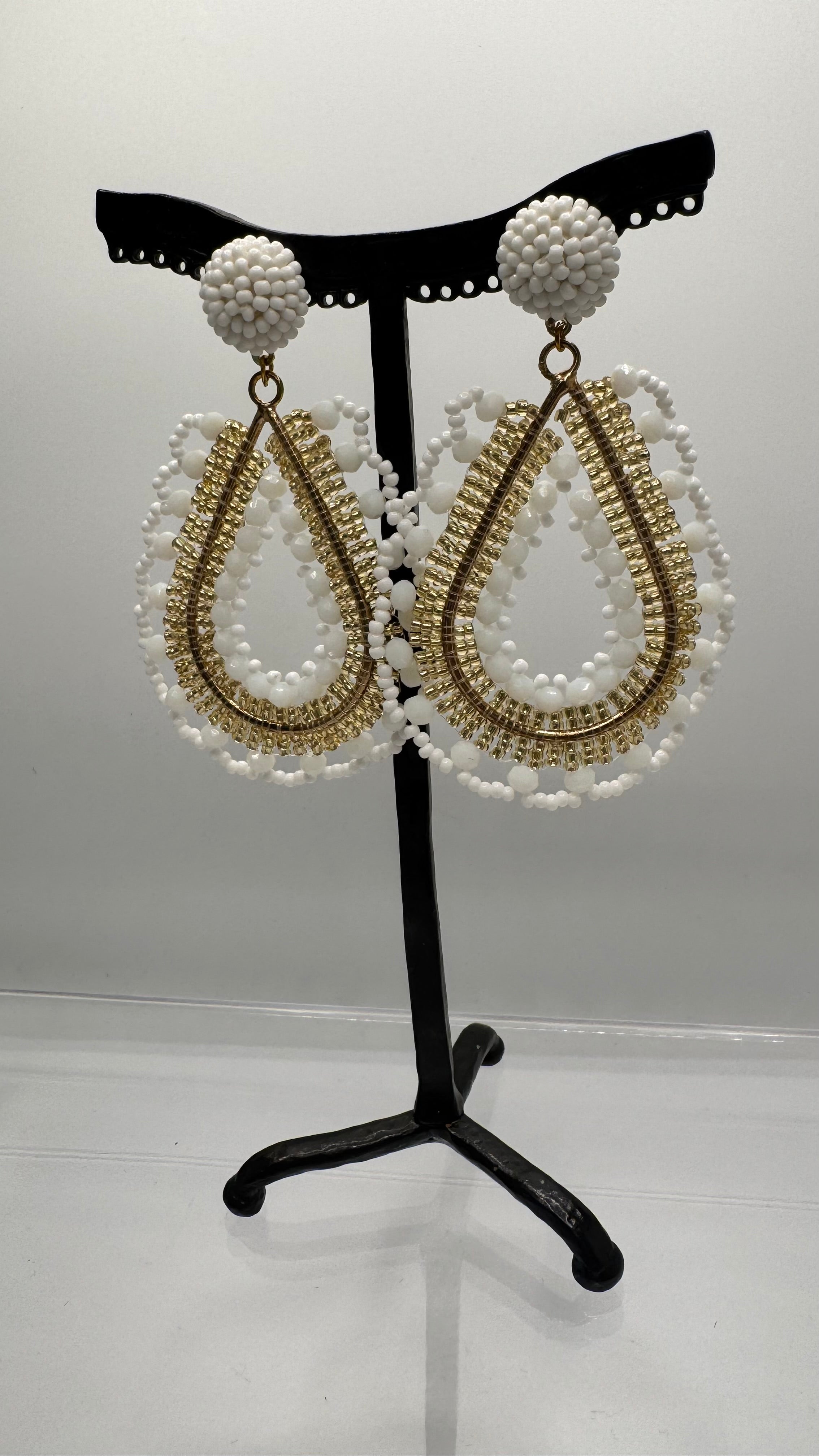Boucles d’oreilles à clous, perles blanc et doré, taille moyenne