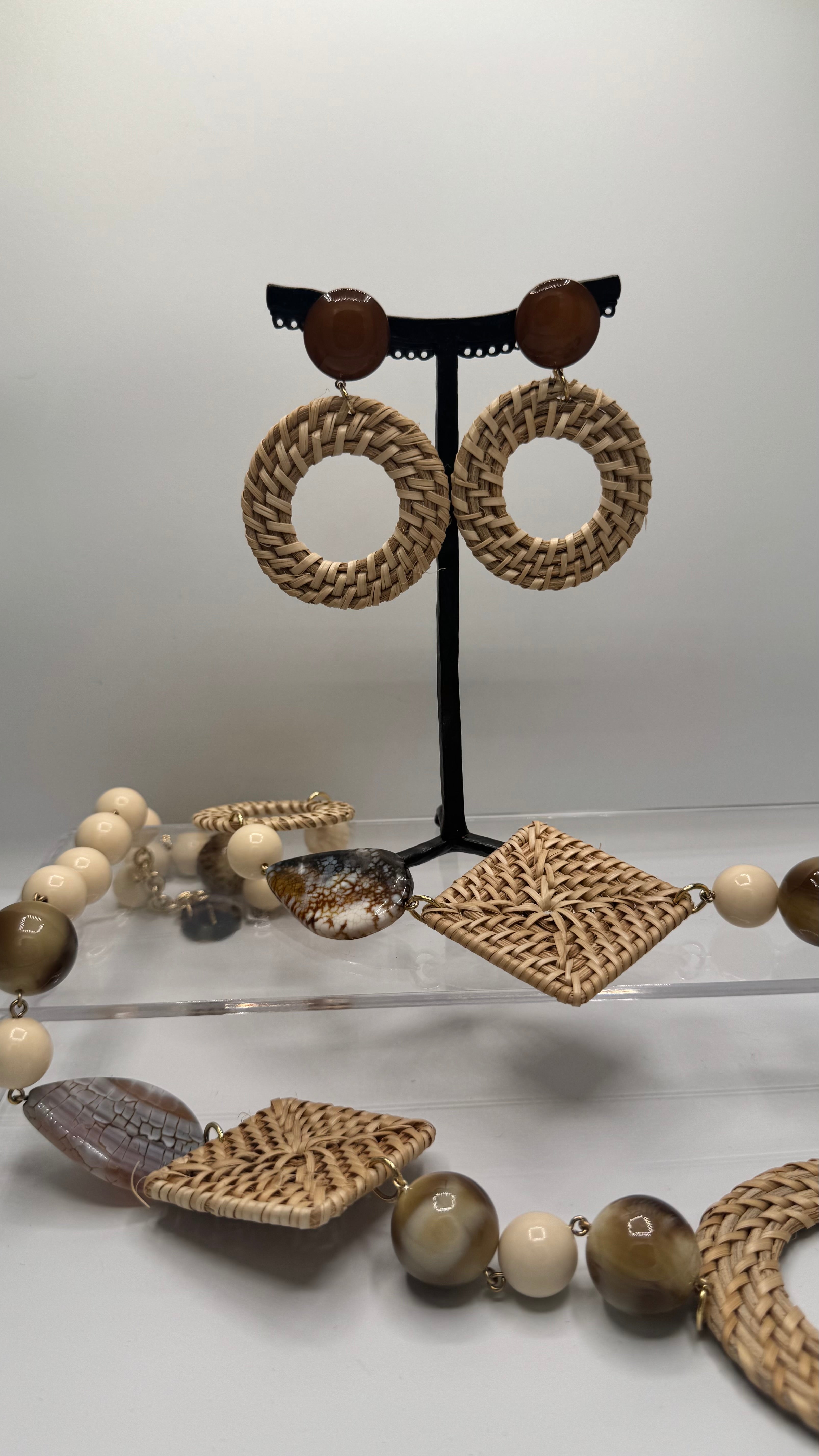 Boucles d’oreilles à clous, raphia et résine naturel ambre, petit modèle, très légère