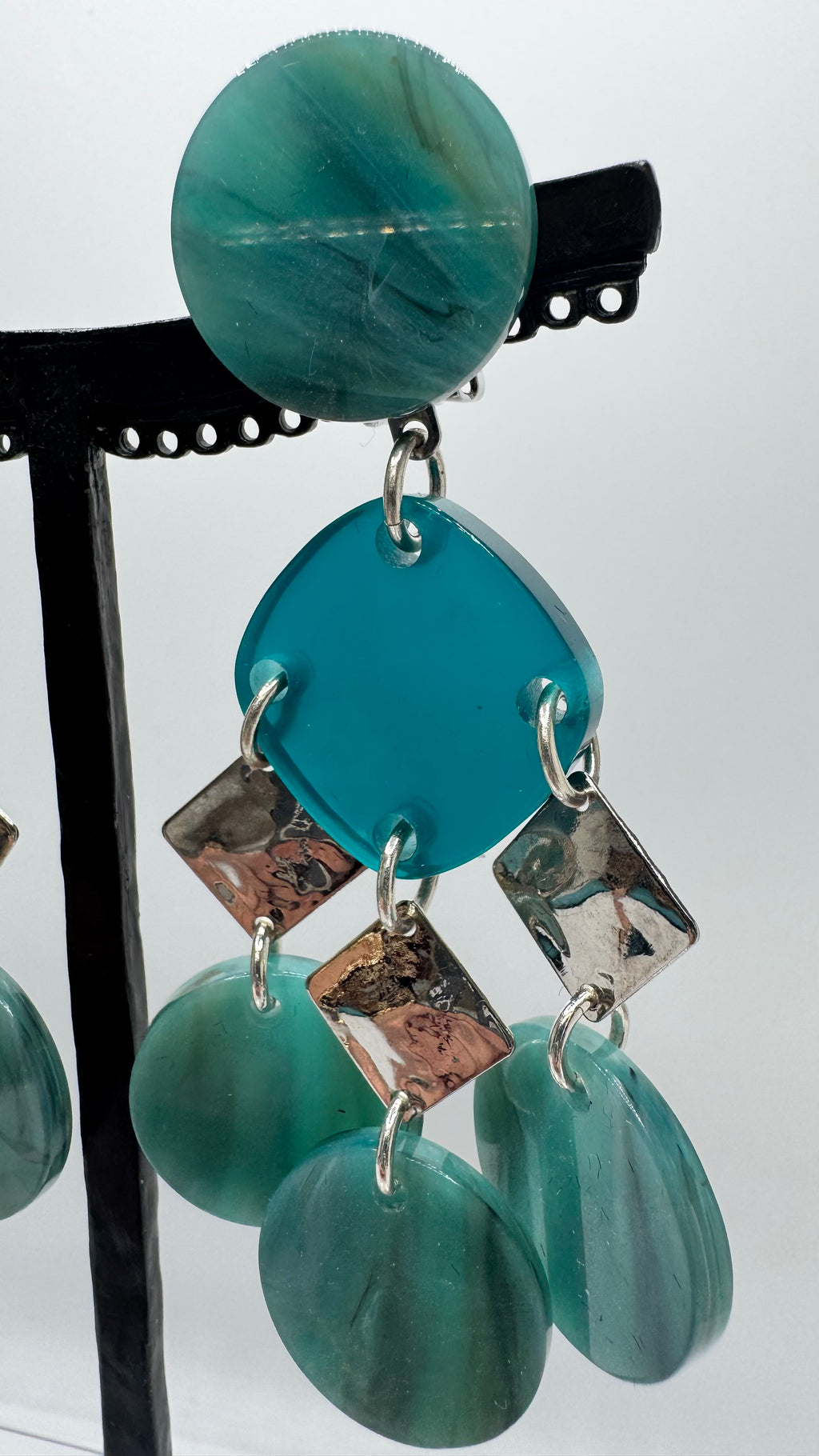 Boucles d’oreilles à clips, pampilles acétate de cellulose et métal rhodié argent, longue et légère