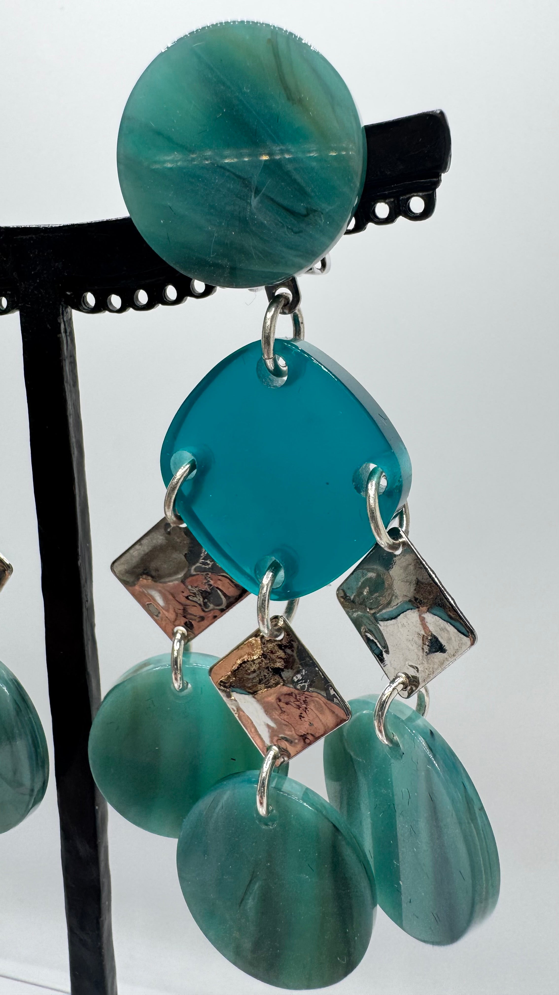 Boucles d’oreilles à clips, pampilles acétate de cellulose et métal rhodié argent, longue et légère